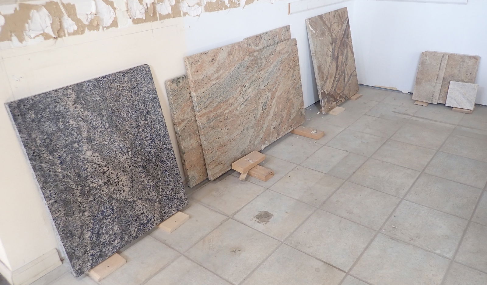 Misc Pieces of Granite: Largest is apprx 28 3/4" x 40 1/4". Bring help to load. NO in house shipping ! Items are located on the second floor. These are not located in the section of the building we normally have sales. 