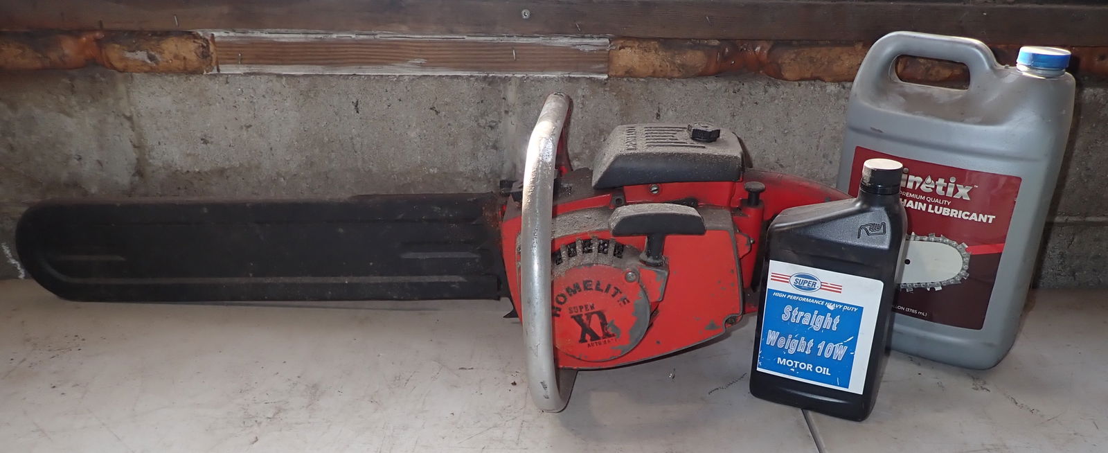 Homelite Super XL Chainsaw , Bar Oil , & 10W: Bar oil is close to full. NO in house shipping !