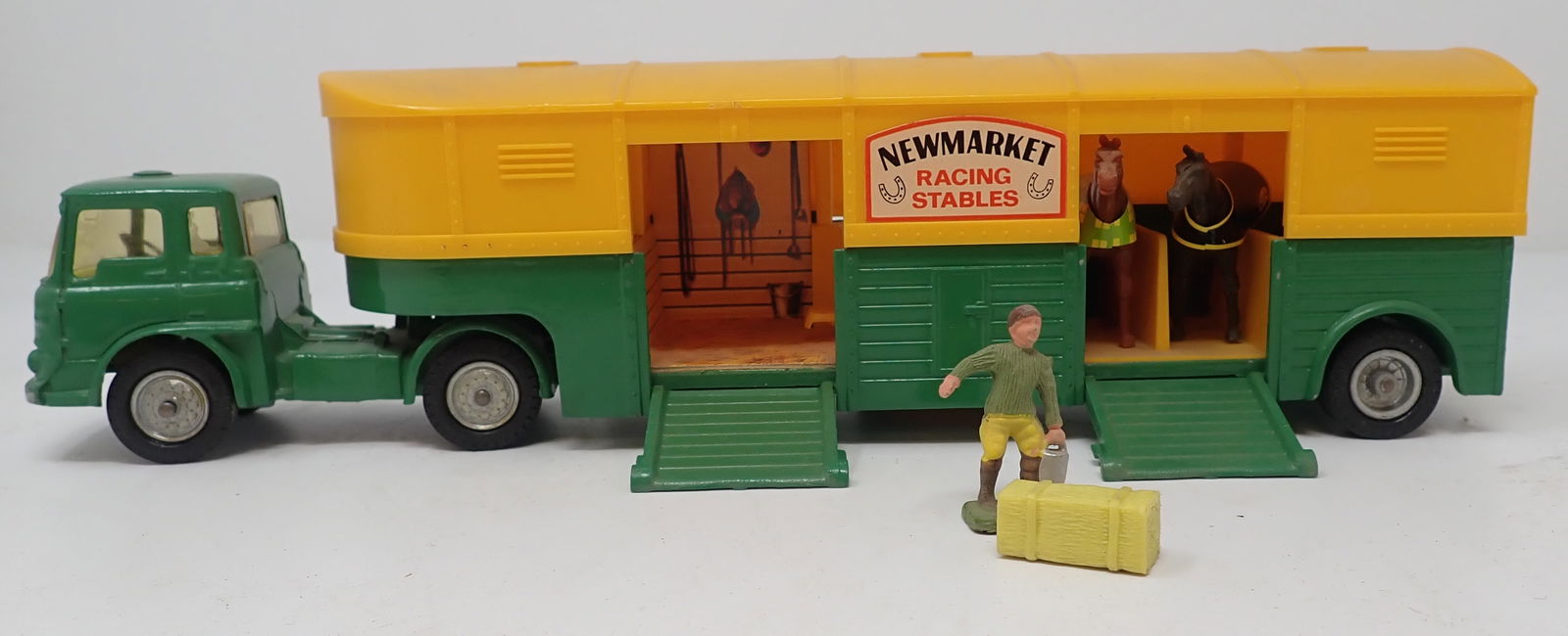 Corgi Major Articulated Horse Box & Bedford Tractor Unti: Newmarket Racing Stables - Horse Box & Bedford Tractor Unit . Comes with 4 horses. Approx 10" long. Shipping available
