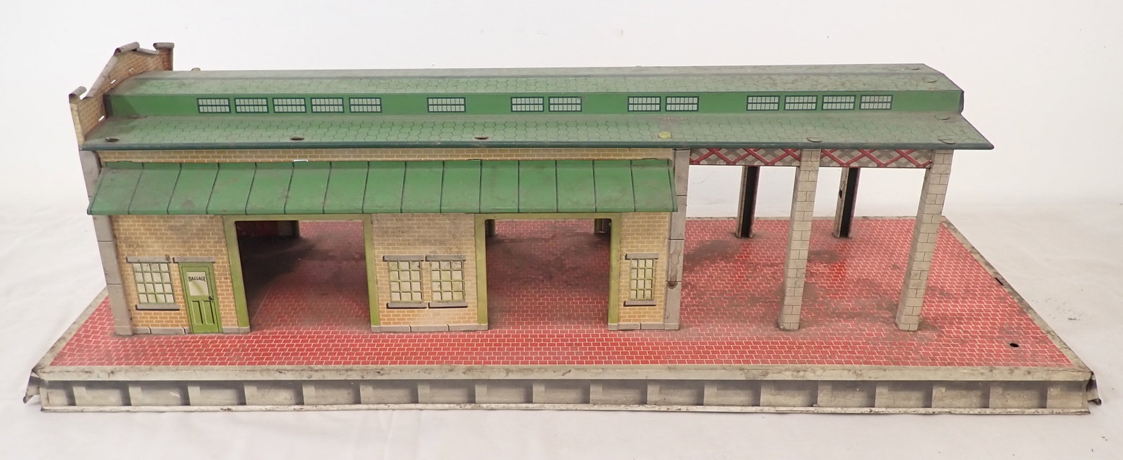 Marx Freight Terminal: Approx 10 3/4" x 29" x 9" tall. No in house shipping !