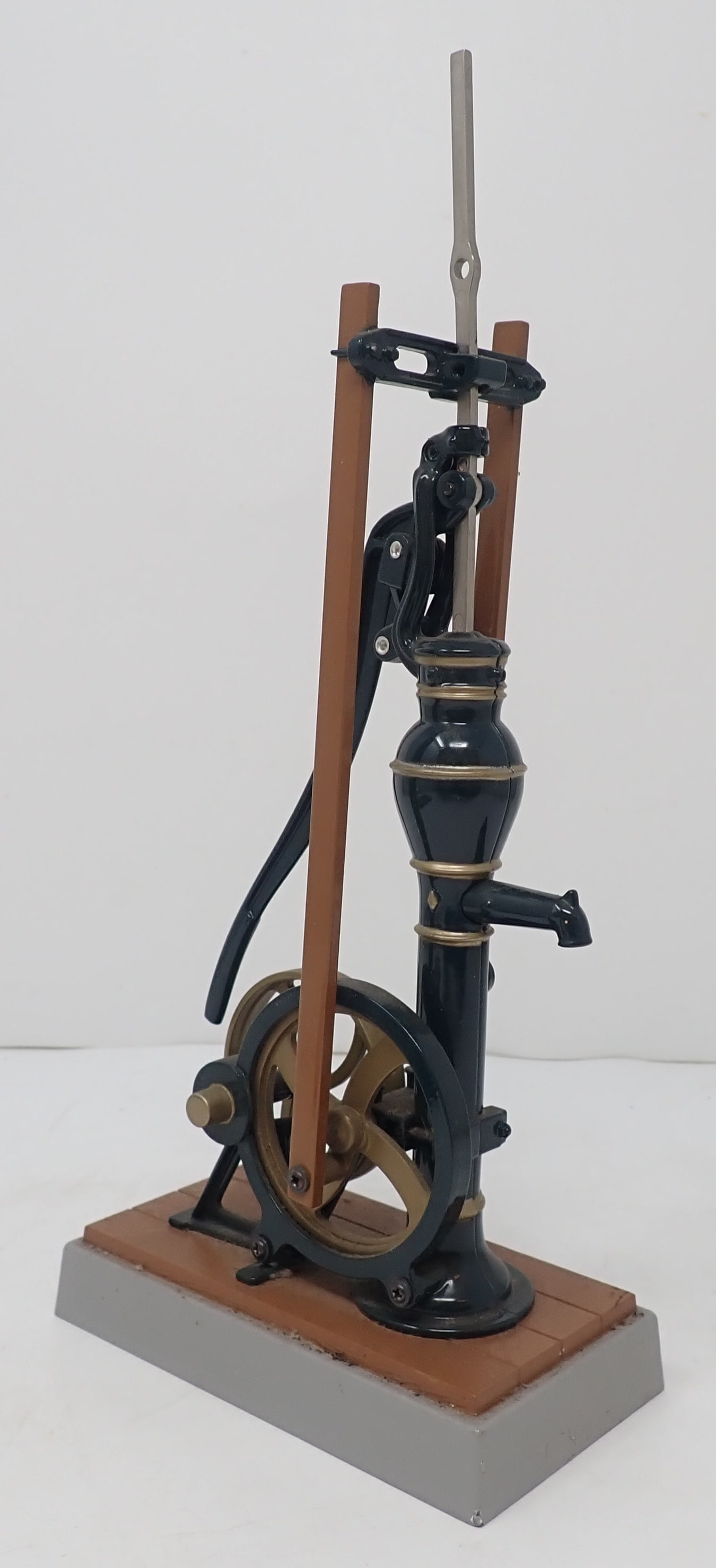 Ertl 1624DI Well Pump: Apprx 10 1/4" tall. Shipping available