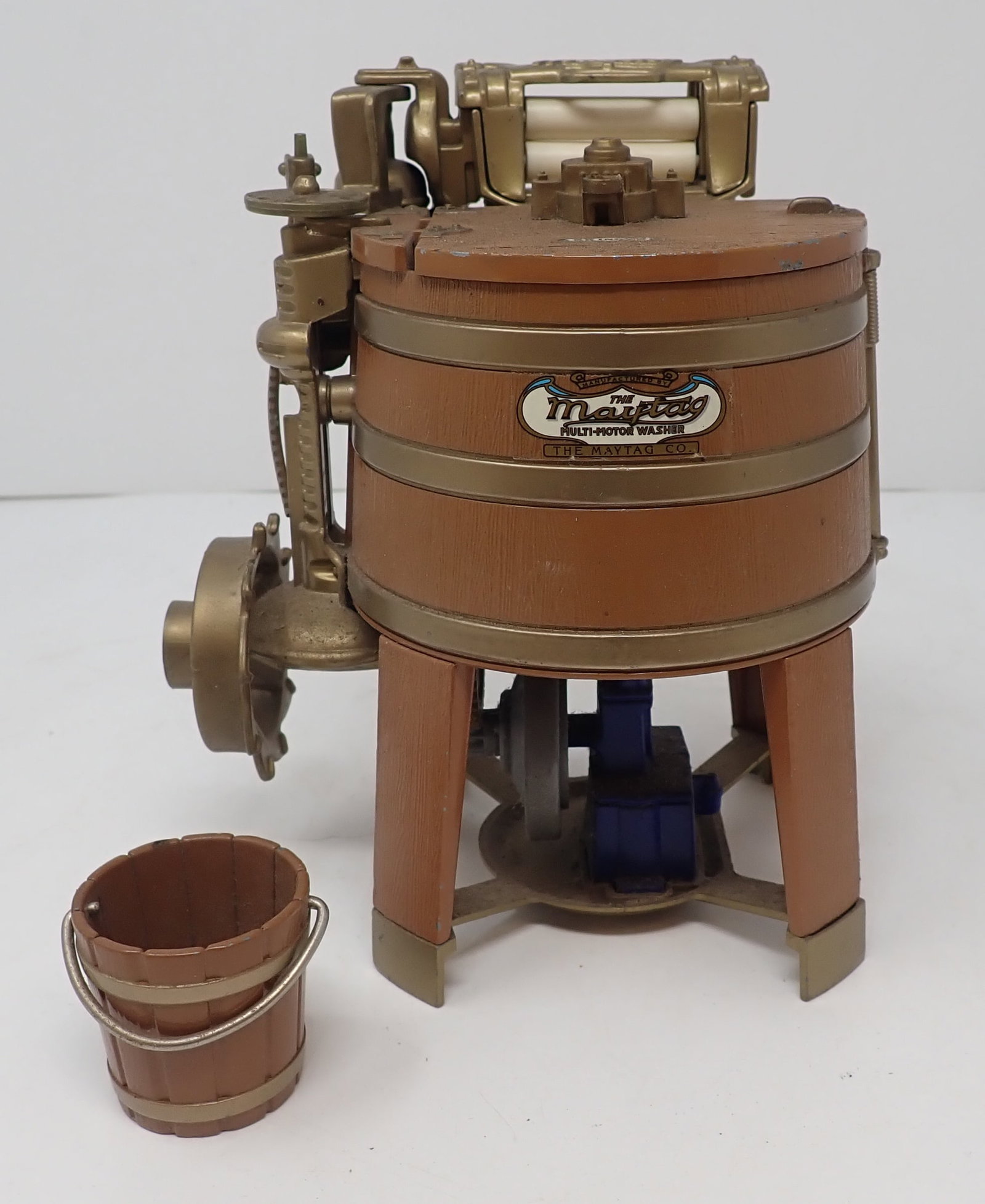 Ertl Maytag Washer & Bucket: Apprx 6 1/4" tall. Shipping available