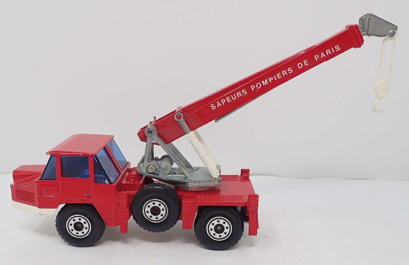 Solido Crane: Approx 5 1/2" long. Shipping available
