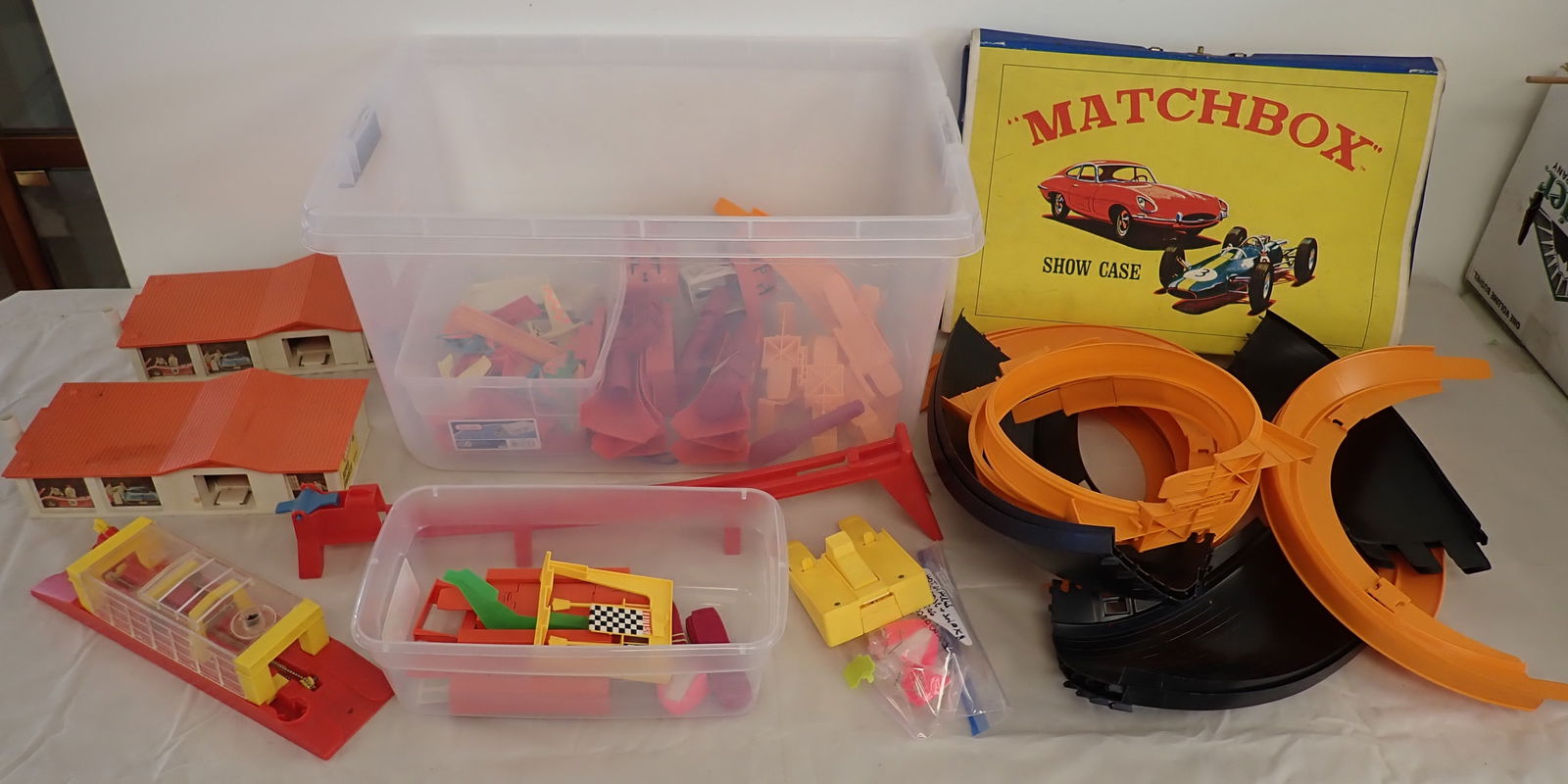 Hot Wheels / Matchbox Track , Garages, Showcase & Misc: THERE IS A BAG IN THE PHOTOGRAPHS w/ Gliders, Planes , & Misc THAT ARE NOT INCLUDED IN THIS LOT. They go to 1968 Hot Wheels Redline Custom Fleetside Sky Show that is in the next lot. NO in house shipp