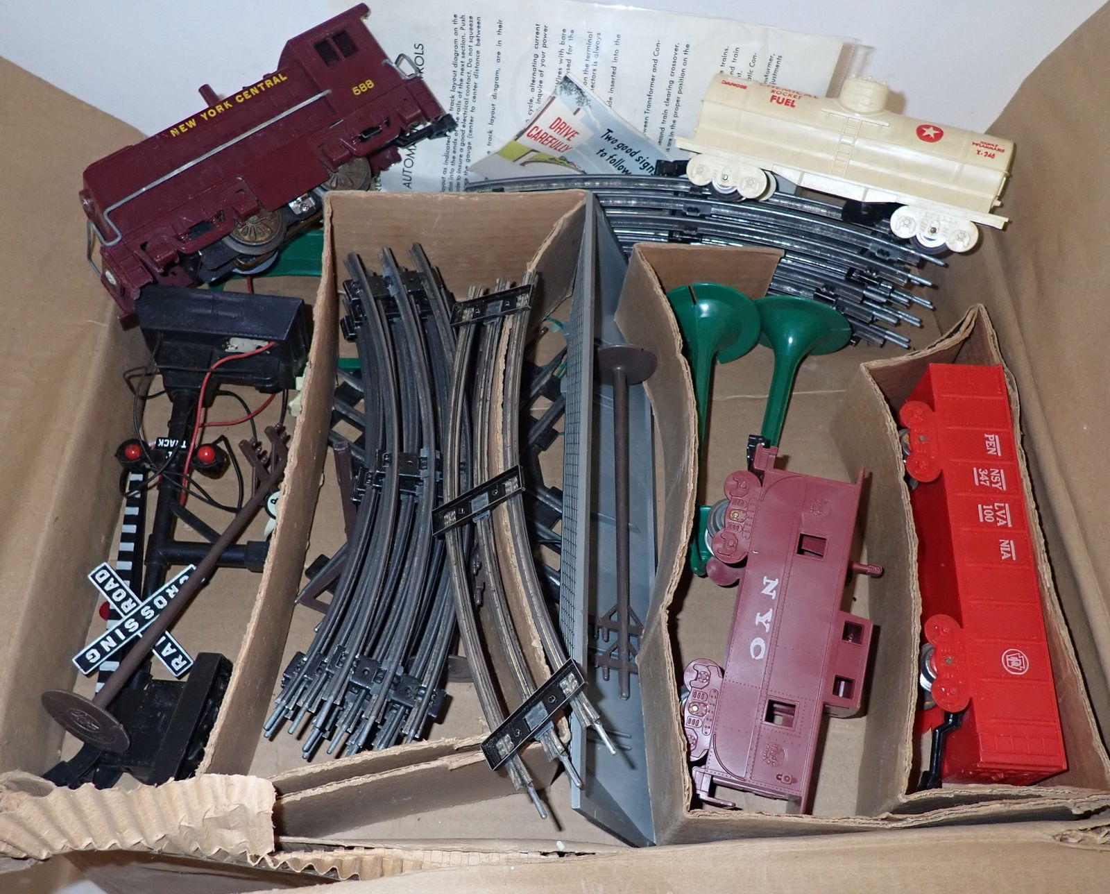 Marx Trains , Lamp Posts , Crossing Signs, & Misc: Shipping available ($20 handling charge, plus postage)