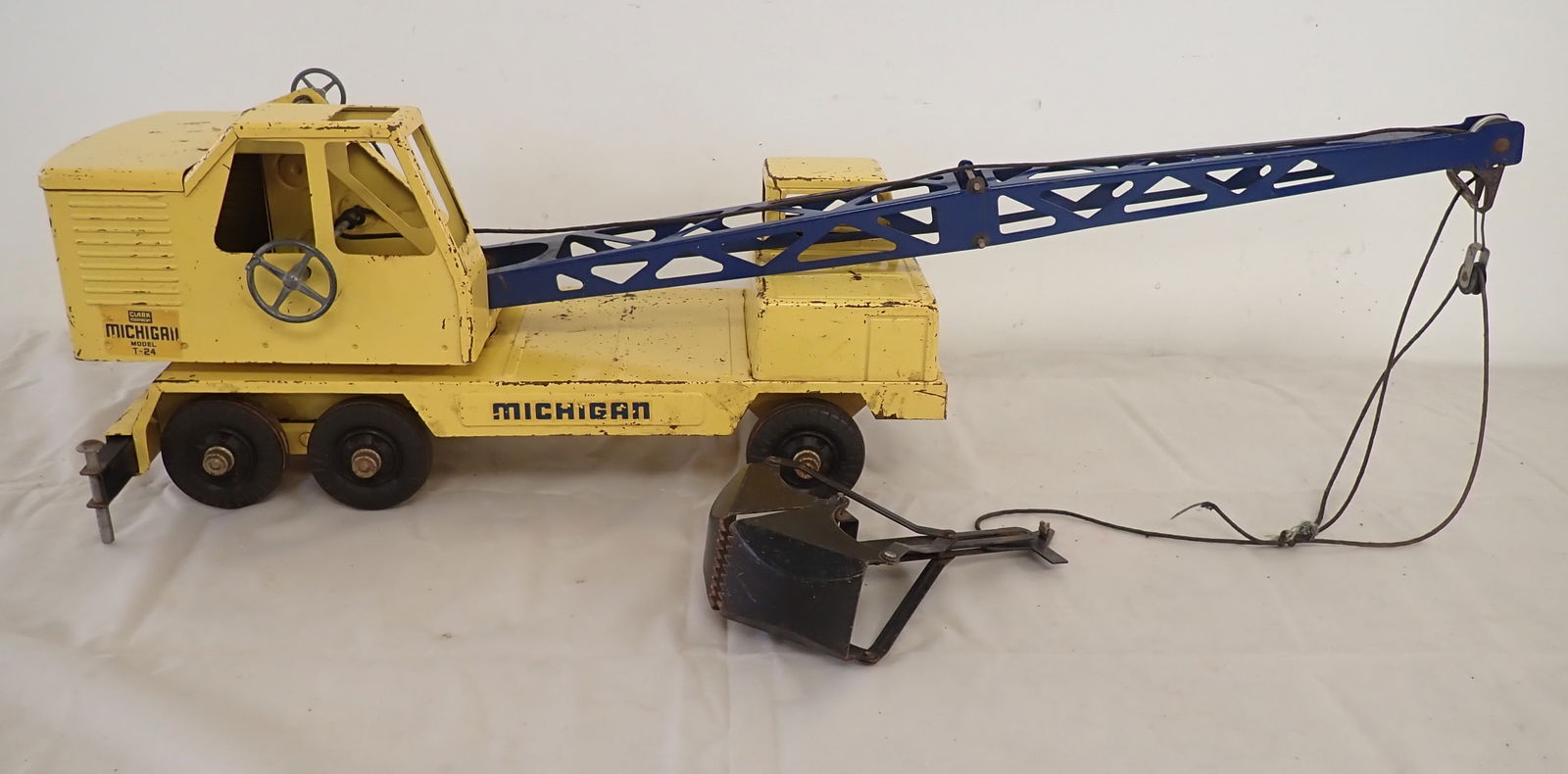 Nylint 2200 Michigan T-24 Shovel / Crane: Approx 30" long. Shipping available ($20 handling charge, plus postage)