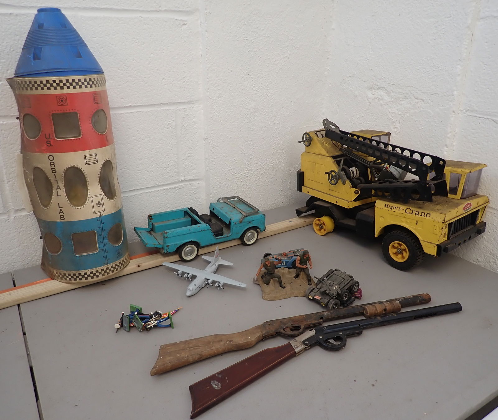 Britains Soldiers, Pressed Steel Ford Bronco, Orbital Lab: NO in house shipping !