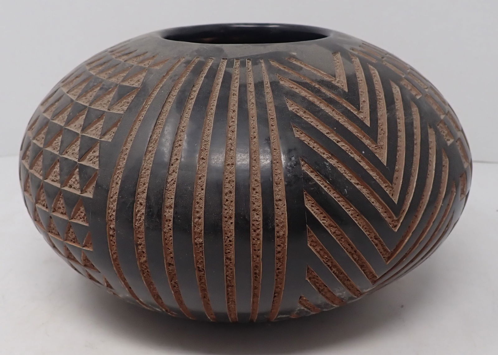 Emir Calero Nicaragua Pottery Vessel: Apprx 8 1/2" in diameter and 5 3/4" tall. Shipping available