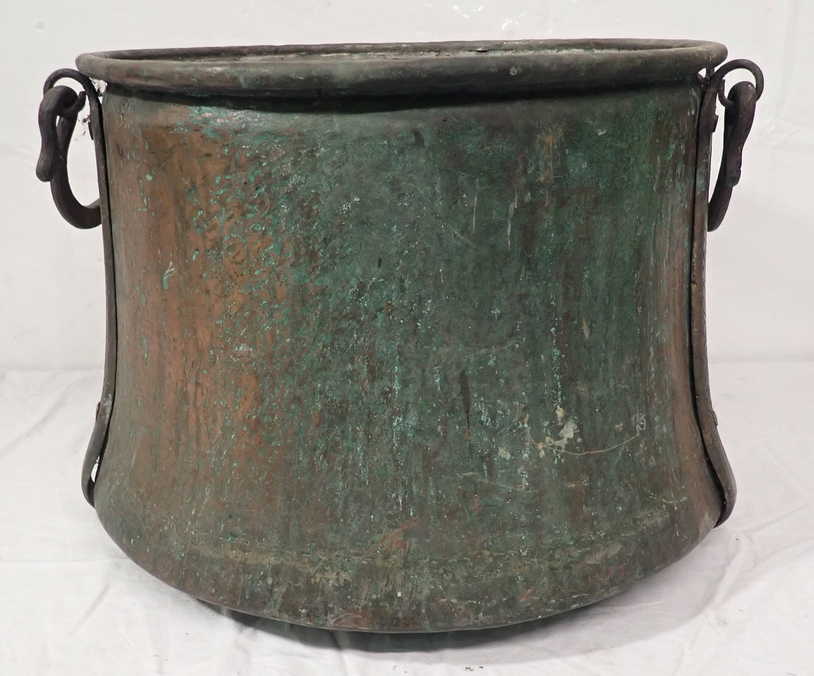 Copper Cauldron: Apprx 19 1/4" in diameter and 14" tall. NO in house shipping !