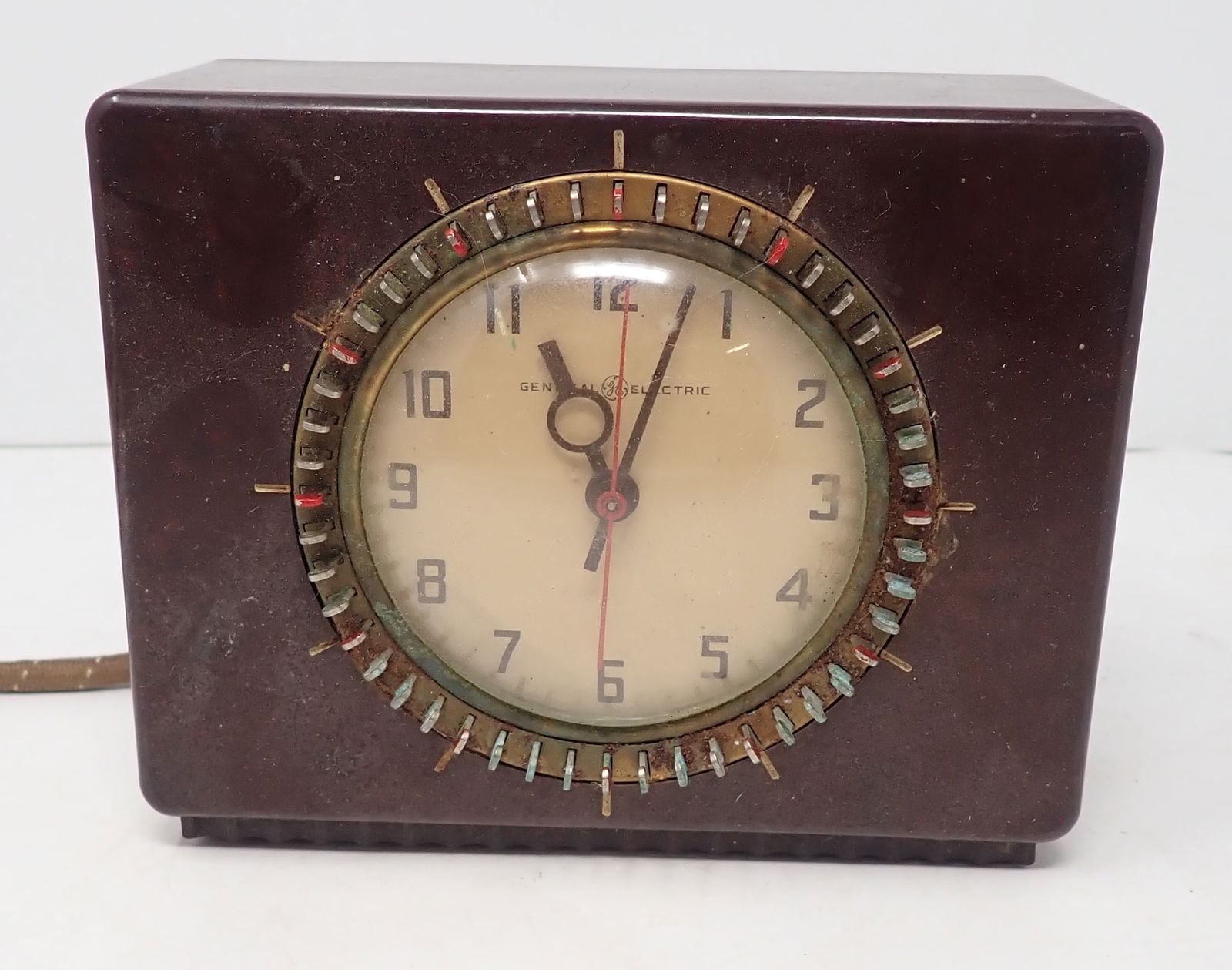 General Electric 8H58 Clock w/ Bakelite Case (1 of 4)