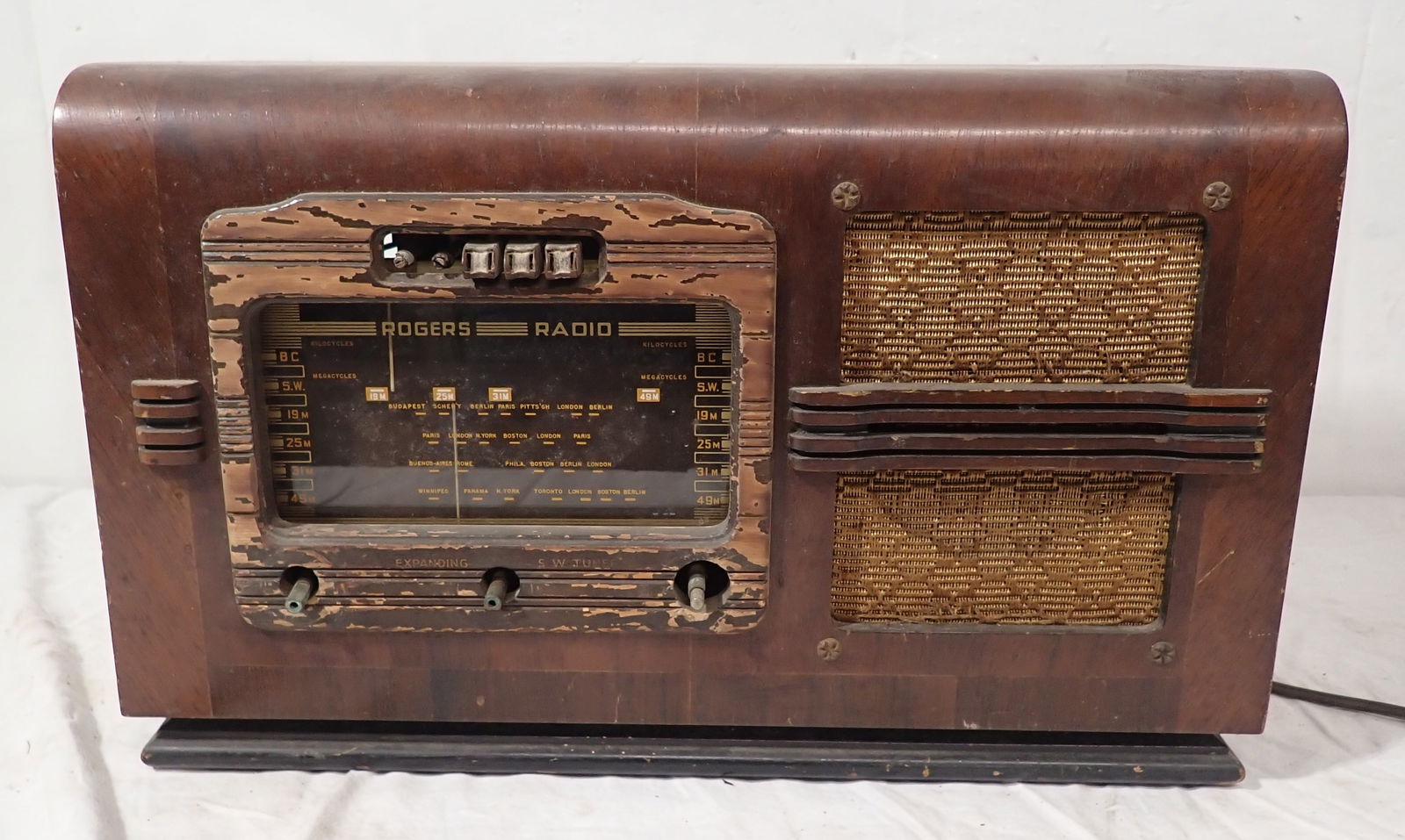 Rogers Majestic Radio Model 10RA561 (1 of 7)