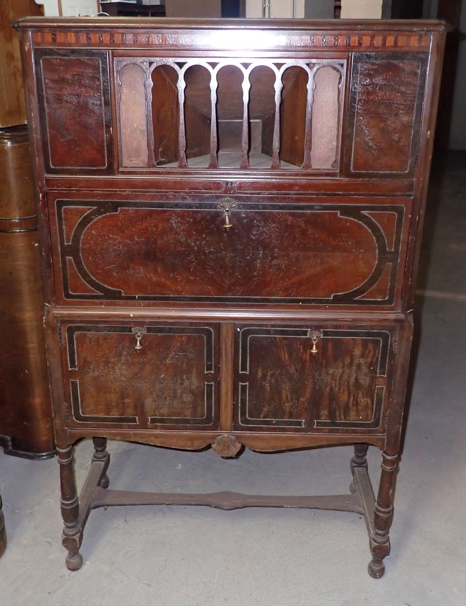 Empty Floor Model Case: Apprx 15 3/4" x 33" x 52 1/2" tall. No in house shipping !