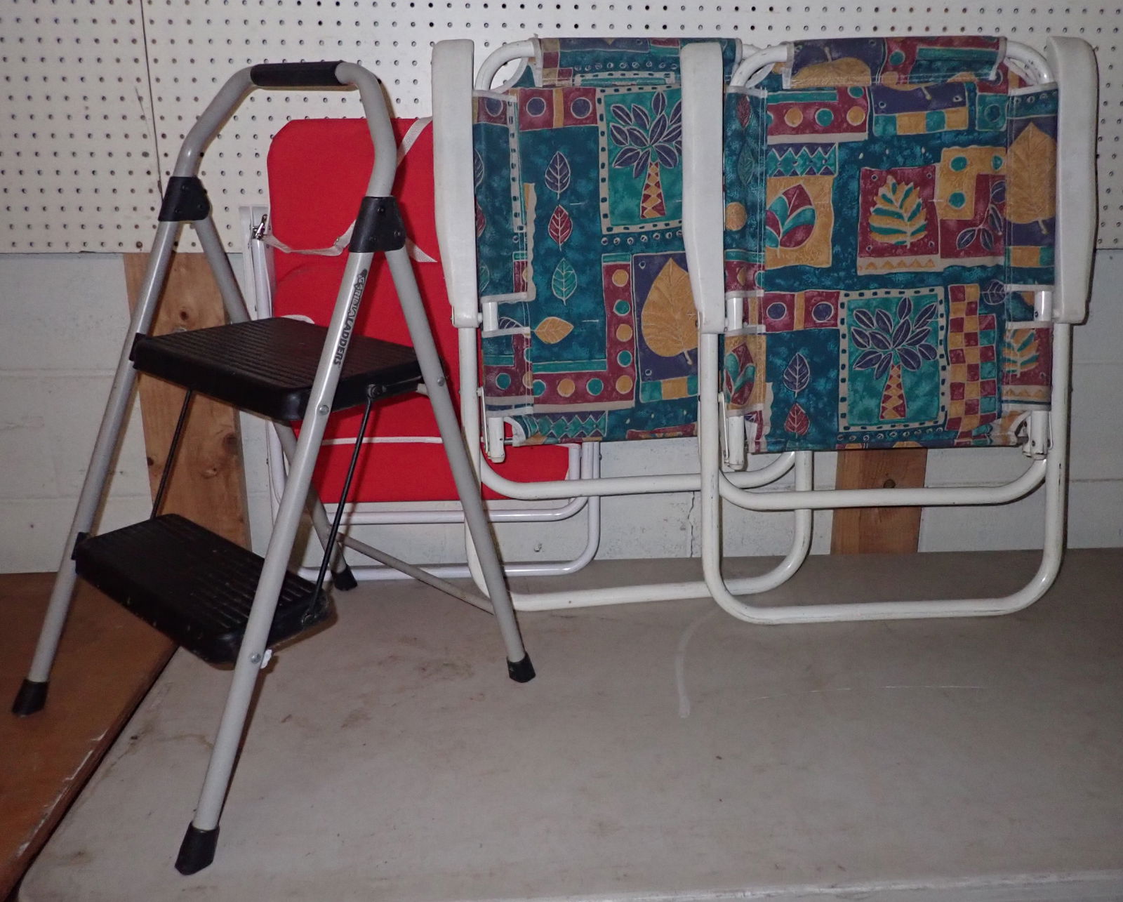 Folding Chairs & Gorilla Ladder: Must take all ! No in house shipping !