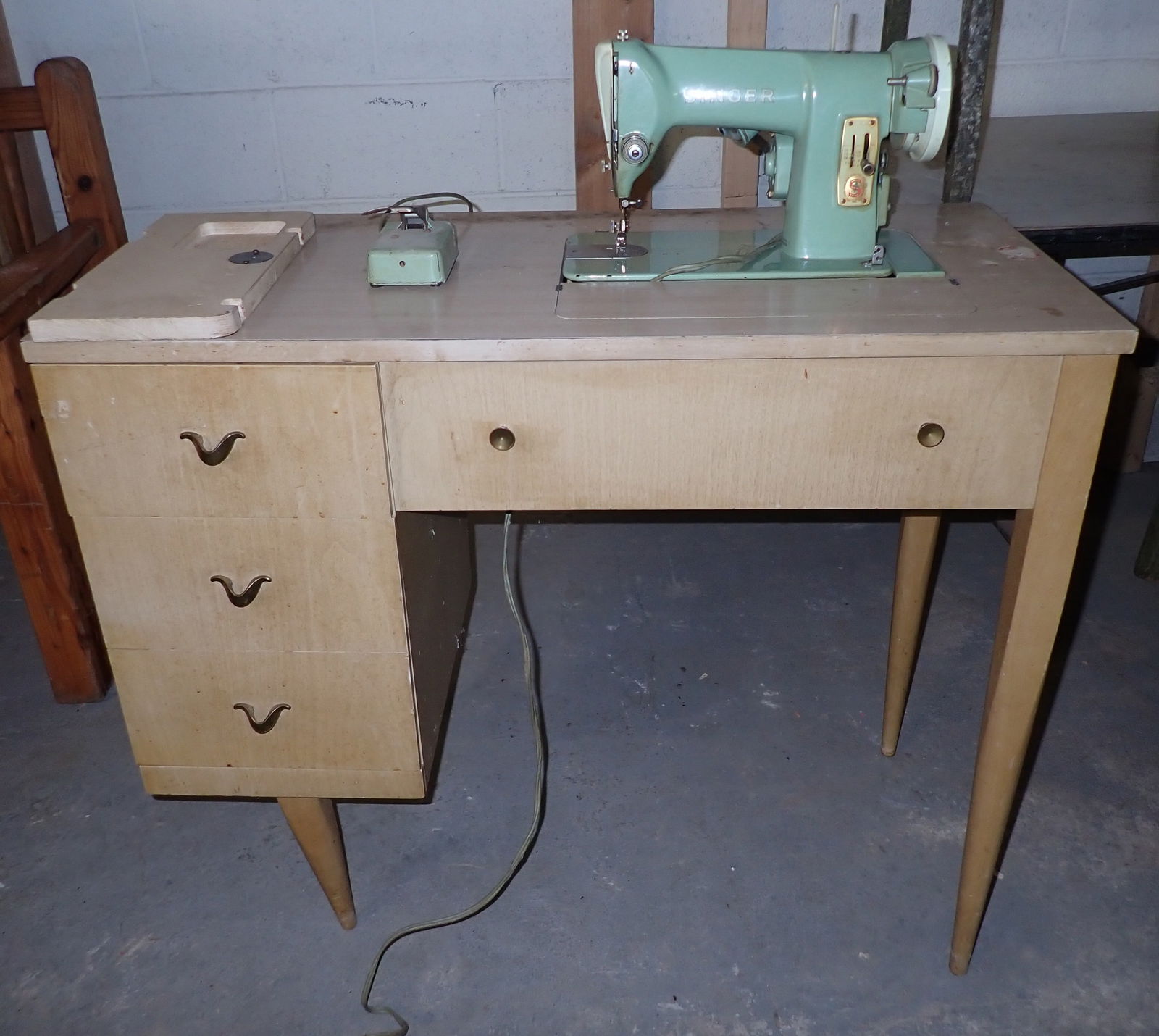 Singer Sewing Machine (1 of 5)