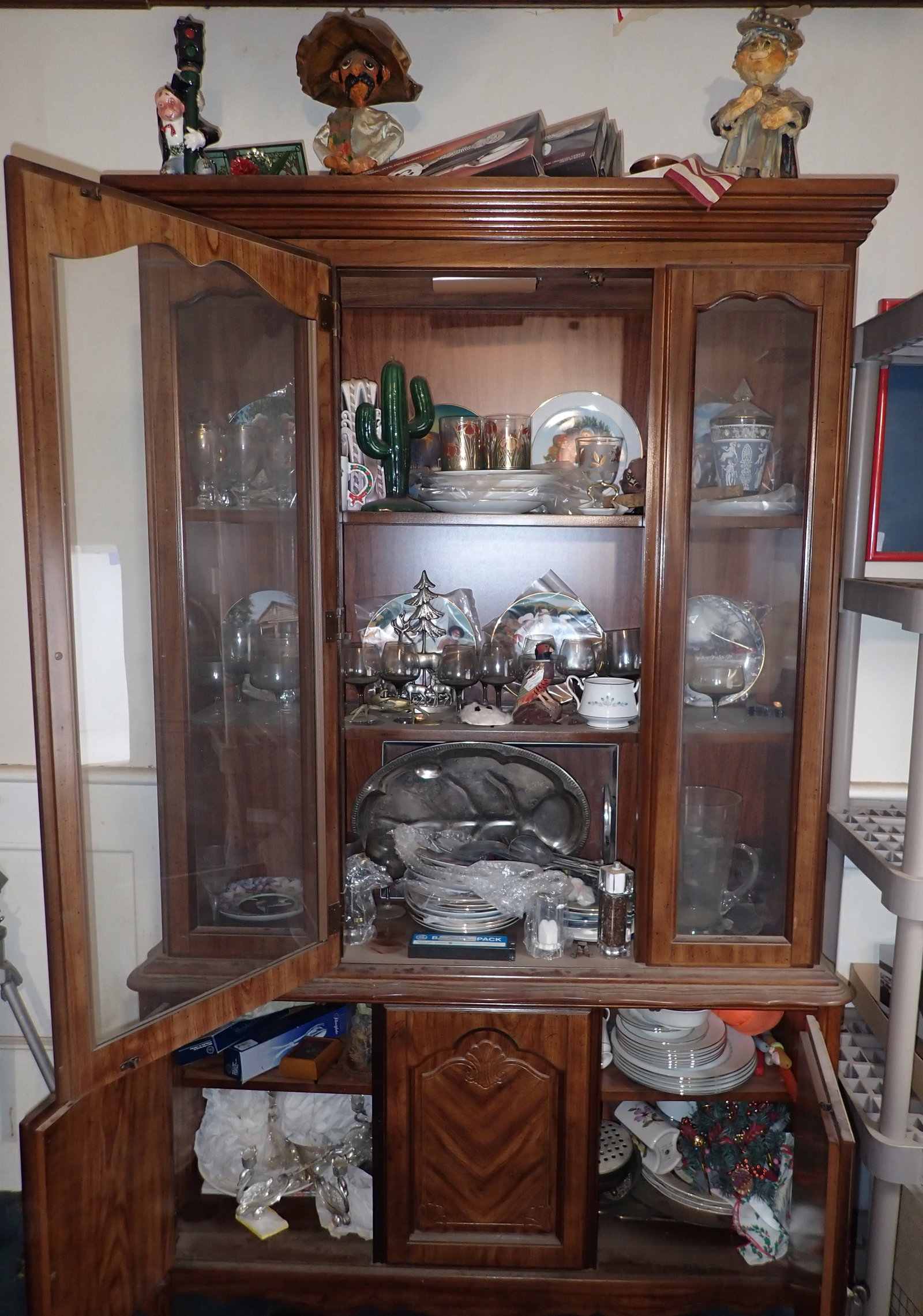 Collector Plates , Glassware , & Misc REMOVE BEFORE 1PM: MUST TAKE ALL & REMOVE BEFORE 1PM ! Hutch not included ! NO IN HOUSE SHIPPING !