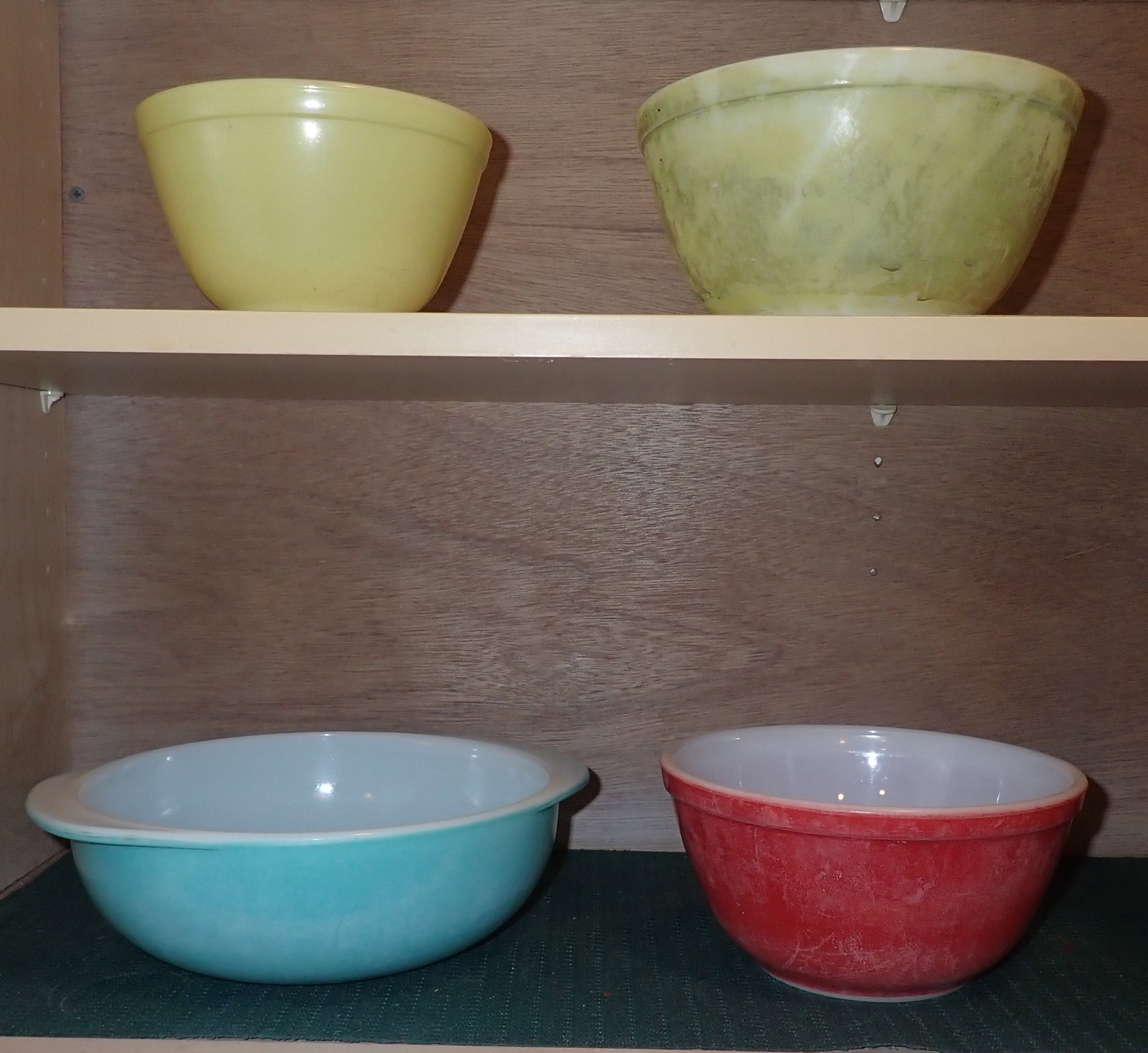 Pyrex Mixing Bowls & Casserole (1 of 3)
