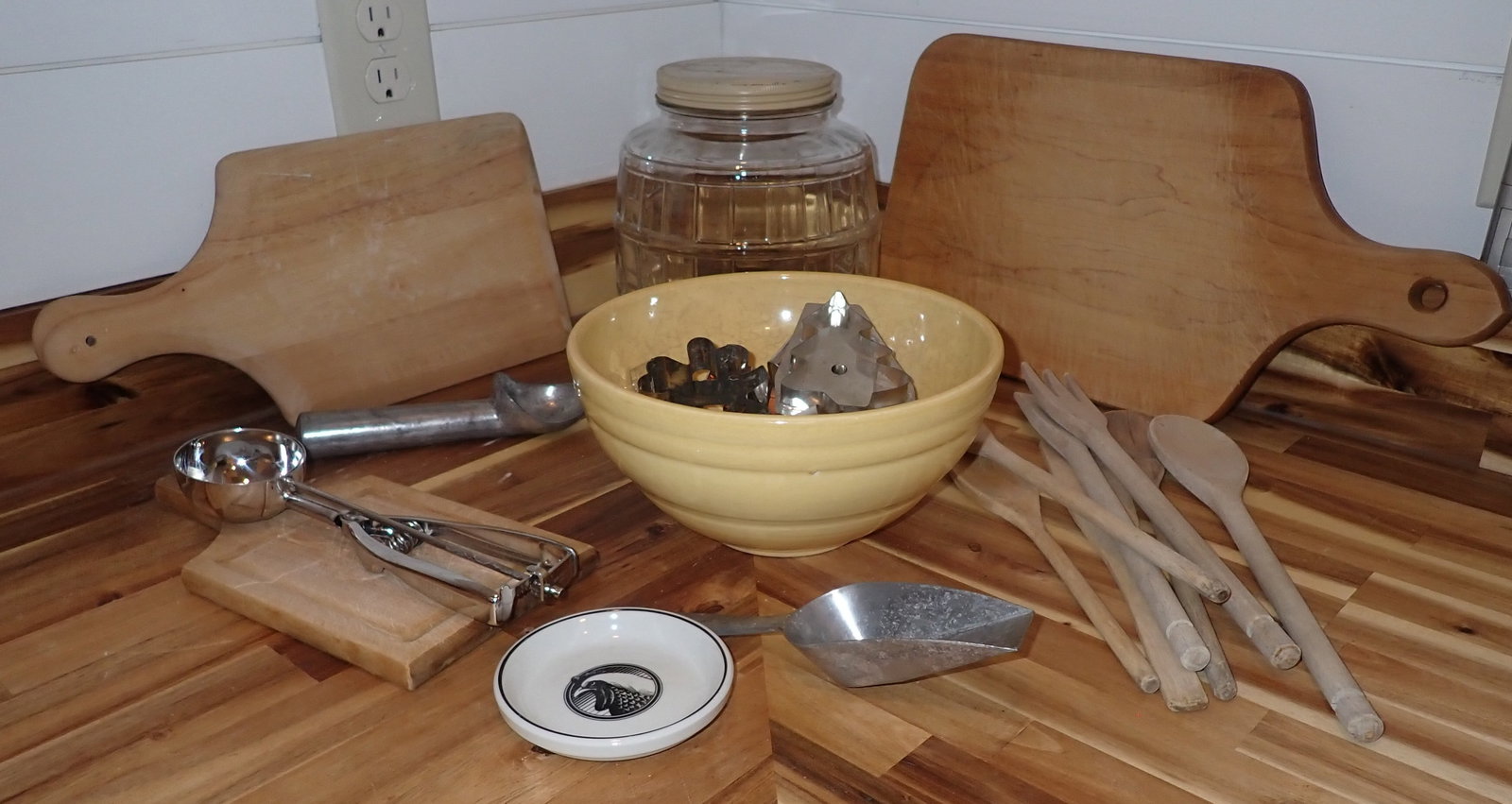 Mixing Bowl, Cookie Cutters, Cutting Boards, Ice Cream Scoops, & Misc (1 of 6)