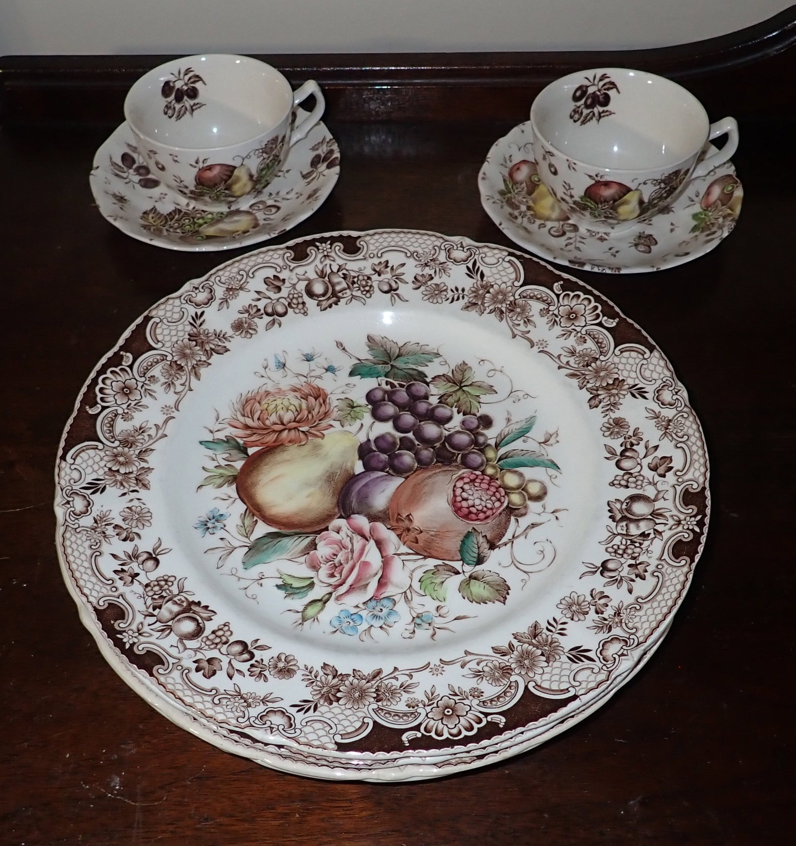 Johnson Bros Windsor Ware Dinner Plates Cups/Saucers (1 of 3)