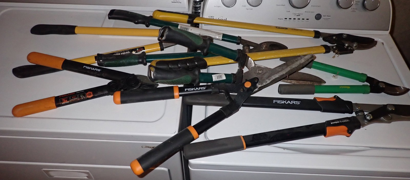 Loppers & Hedge Trimmers incl Fiskars & Stanley: No in house shipping ! Buyer to remove from basement.