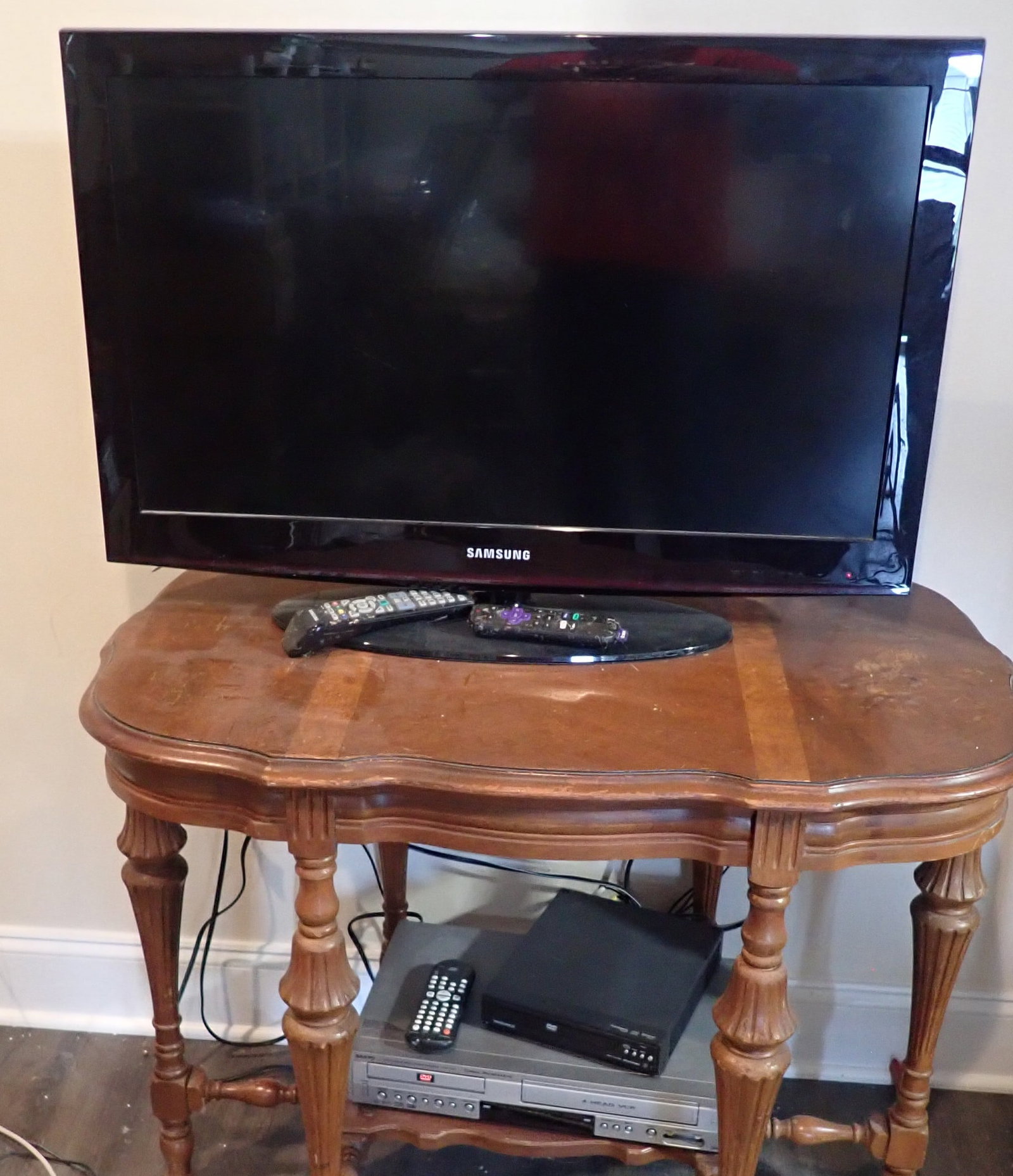 Samsung 32" TV & Sanyo DVD Player: No in house shipping ! Buyer to remove from basement.