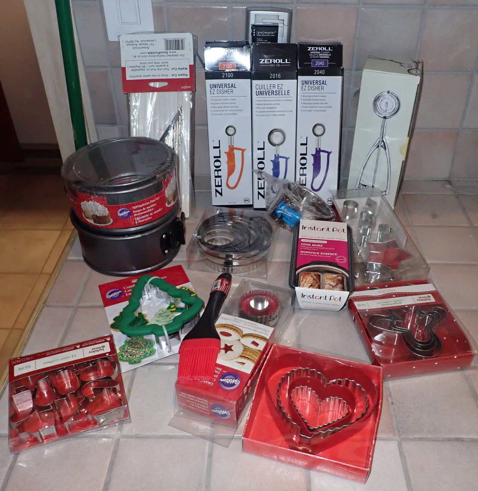 Wilton Spring Form Pans, Cookie Cutters, Misc Kitchenware (1 of 7)
