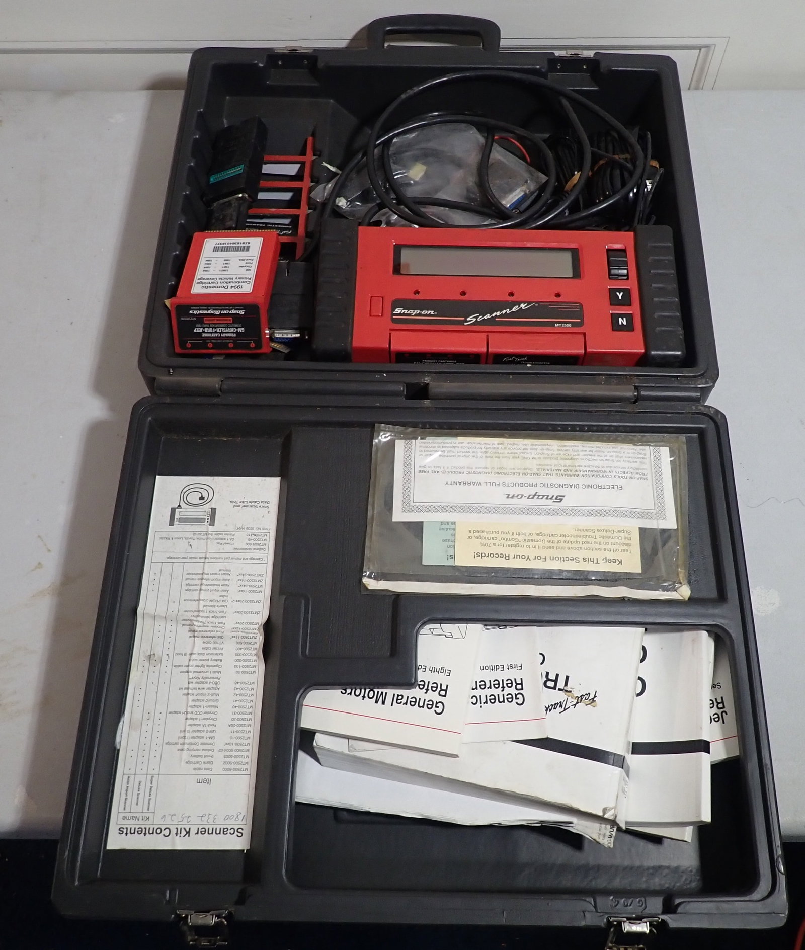 Snap-On MT2500 Scanner w/ Cartidges (1 of 10)