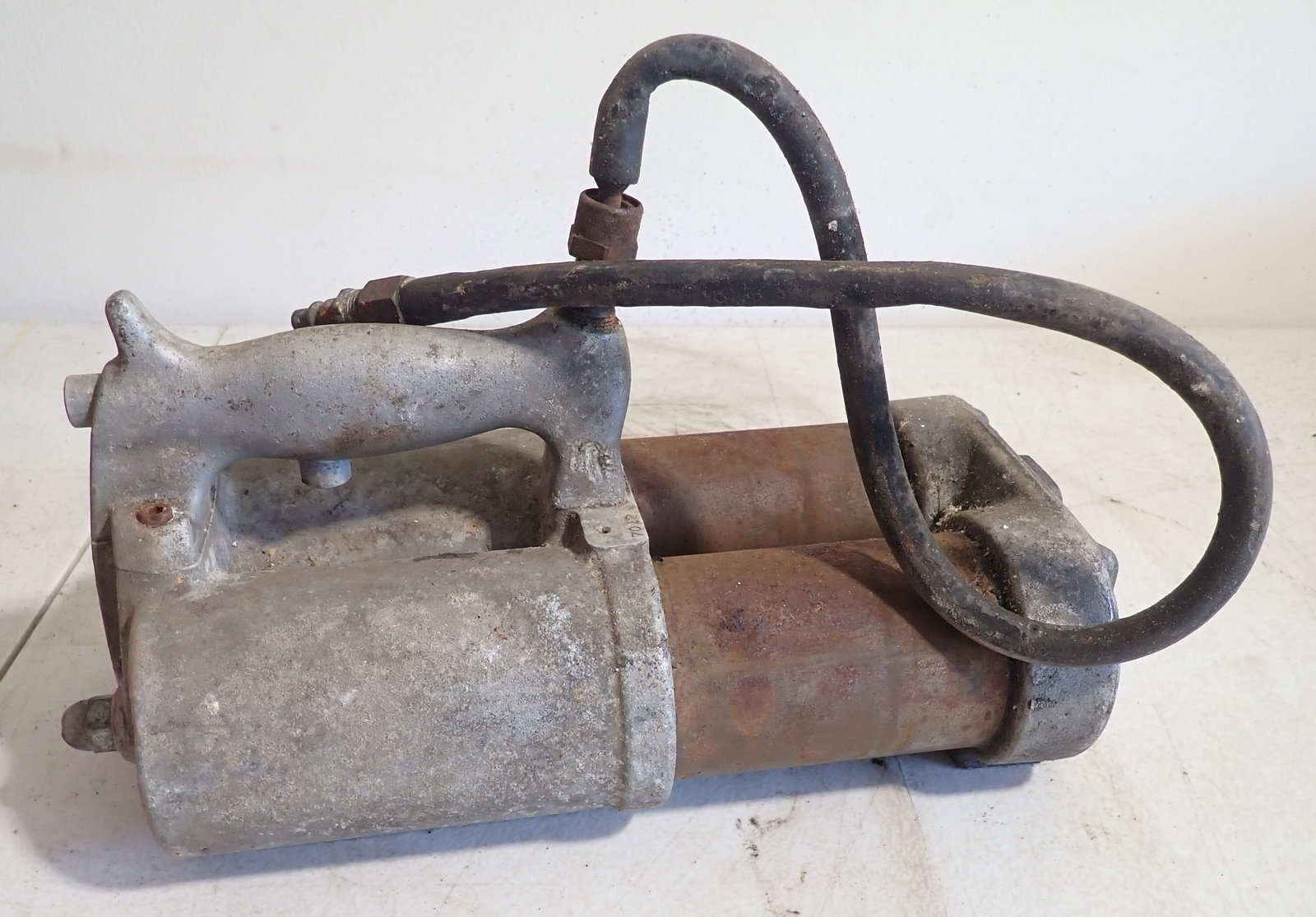 Aluminum Pneumatic Jack: Apprx 12 1/2" long ( as pictured). Shipping available