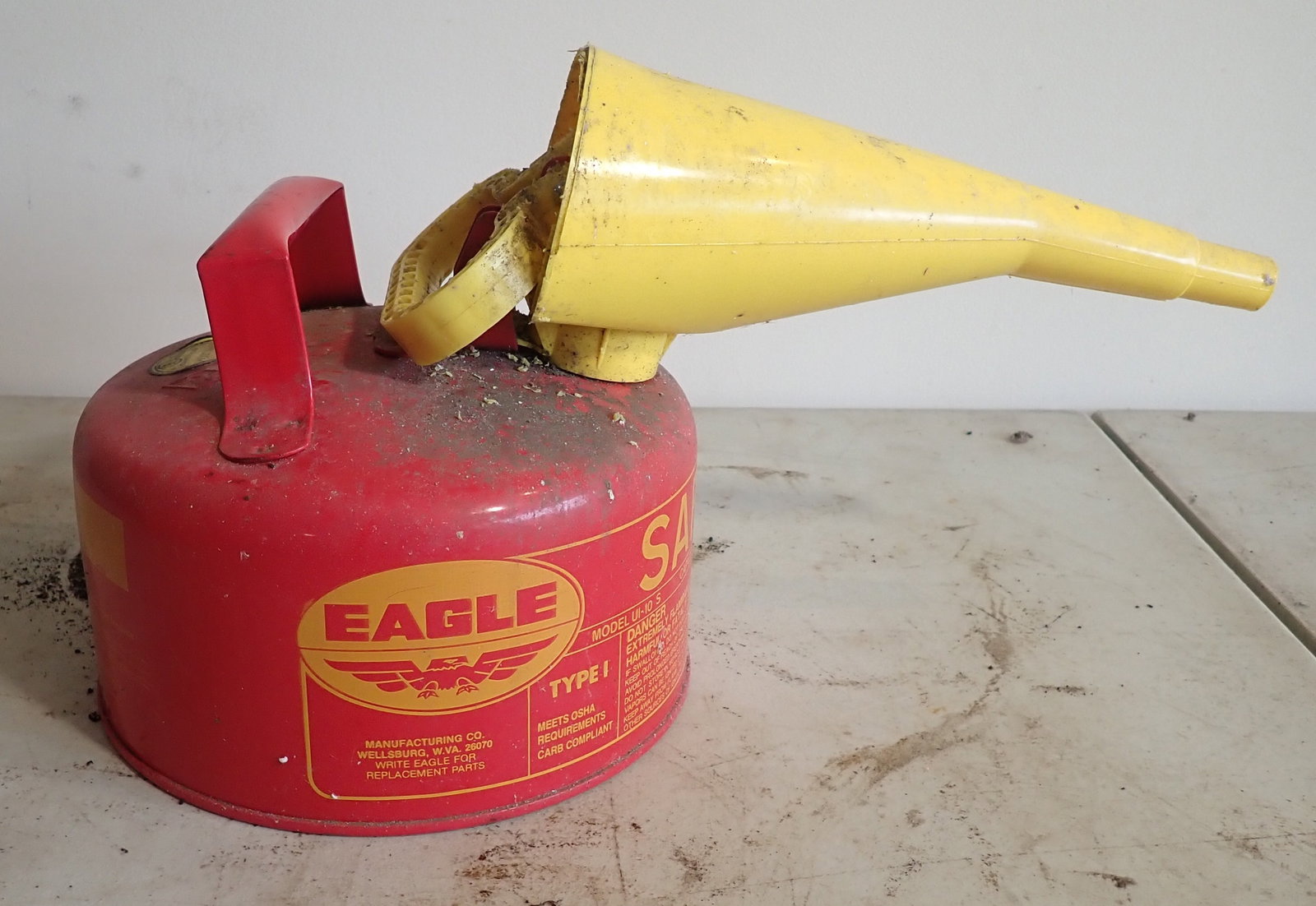 Eagle UI-10 S 1 Gallon Fuel Can: Has some fuel in it. No in house shipping !