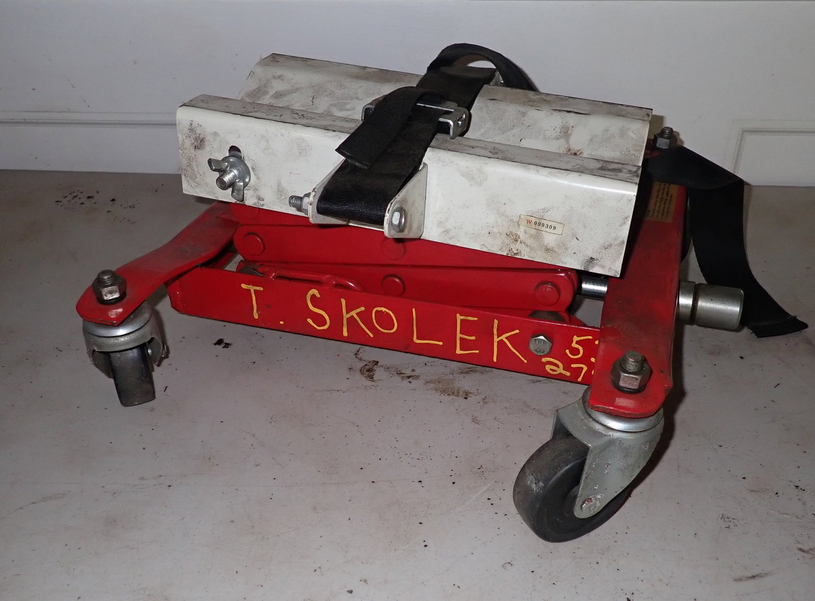 Central Machinery Transmission Jack (1 of 3)