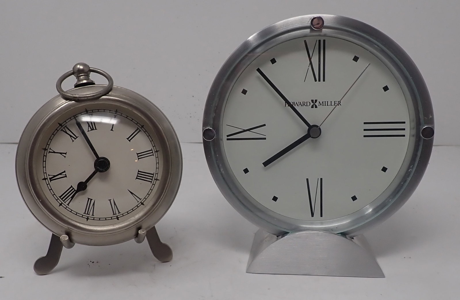 Howard Miller & Decorator Battery Operated Clocks: Howard Miller is approx 6 1/4" tall. Shipping available