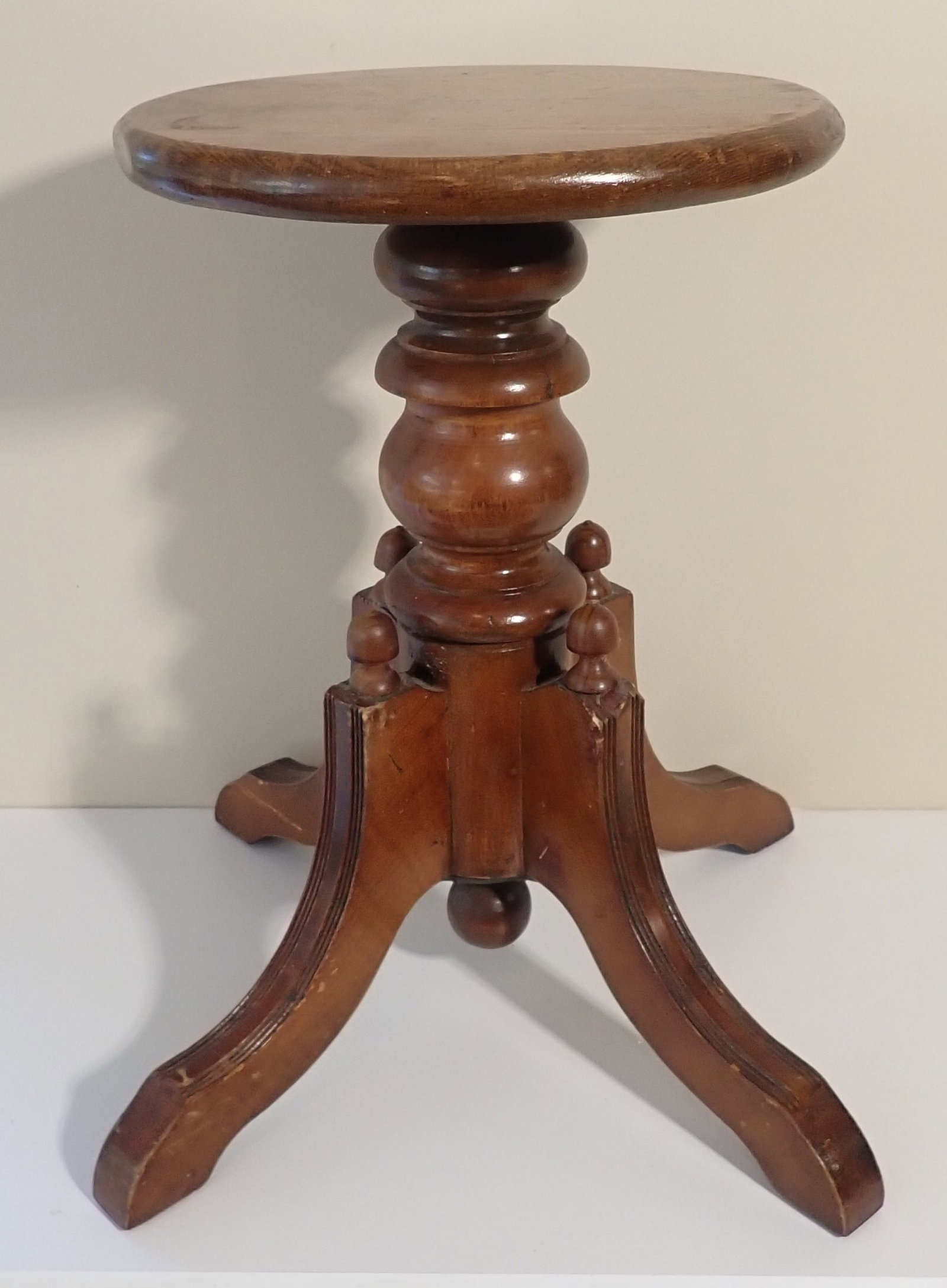 Stool: Approx 11 3/4" in diameter and 17 3/4" tall. No in house shipping !
