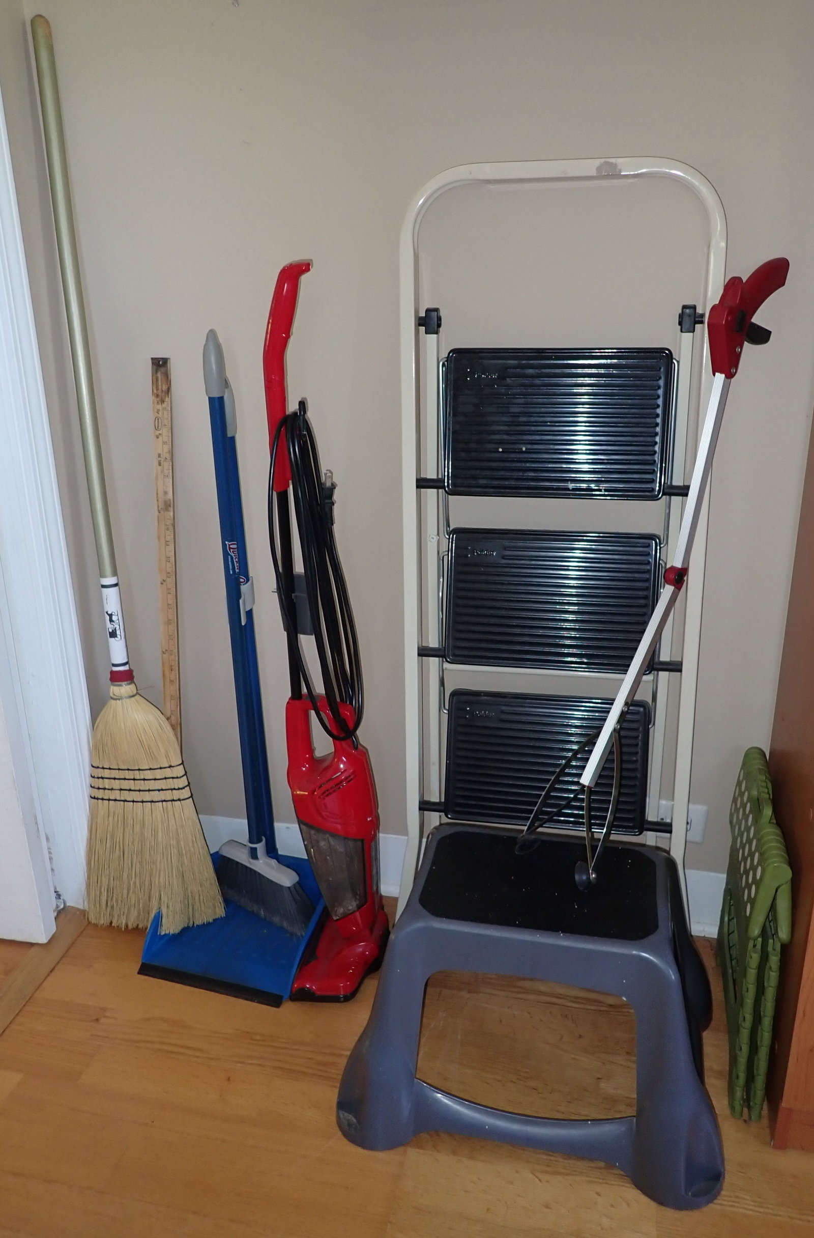 Step Ladder, Step Stools, Vacuum, Broom, Dust Pan & Misc: NO in house shipping !