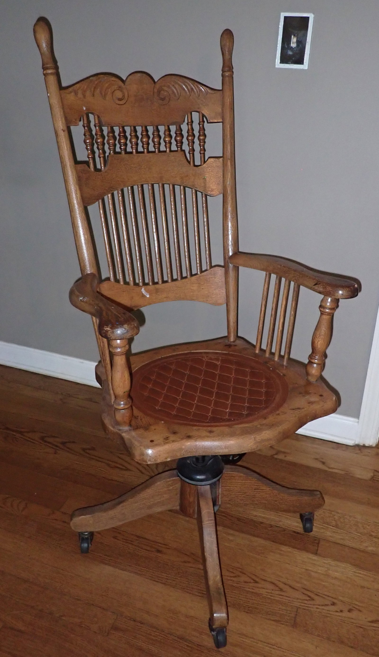 Oak Pressback Swivel Arm Chair on Casters: Approx 22 3/4" wide, 19 1/2" tall, 19 1/2" deep, 48 1/4" tall. No in house shipping !
