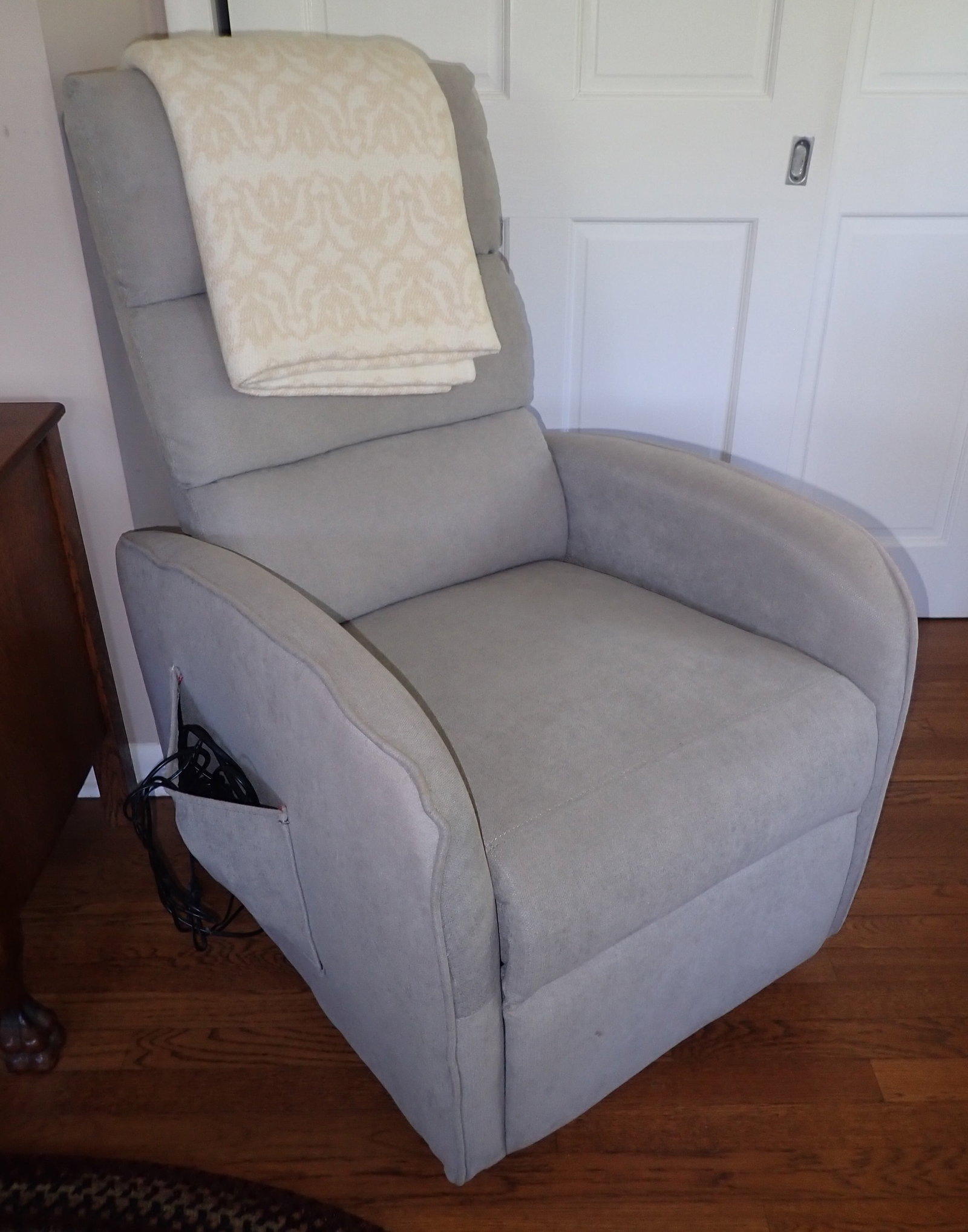 Electric Recliner: Apprx 25" wide, 21" deep, 19" to seat, 39" tall. Bring proper help to remove. No in house shipping ! Do not slide on floor