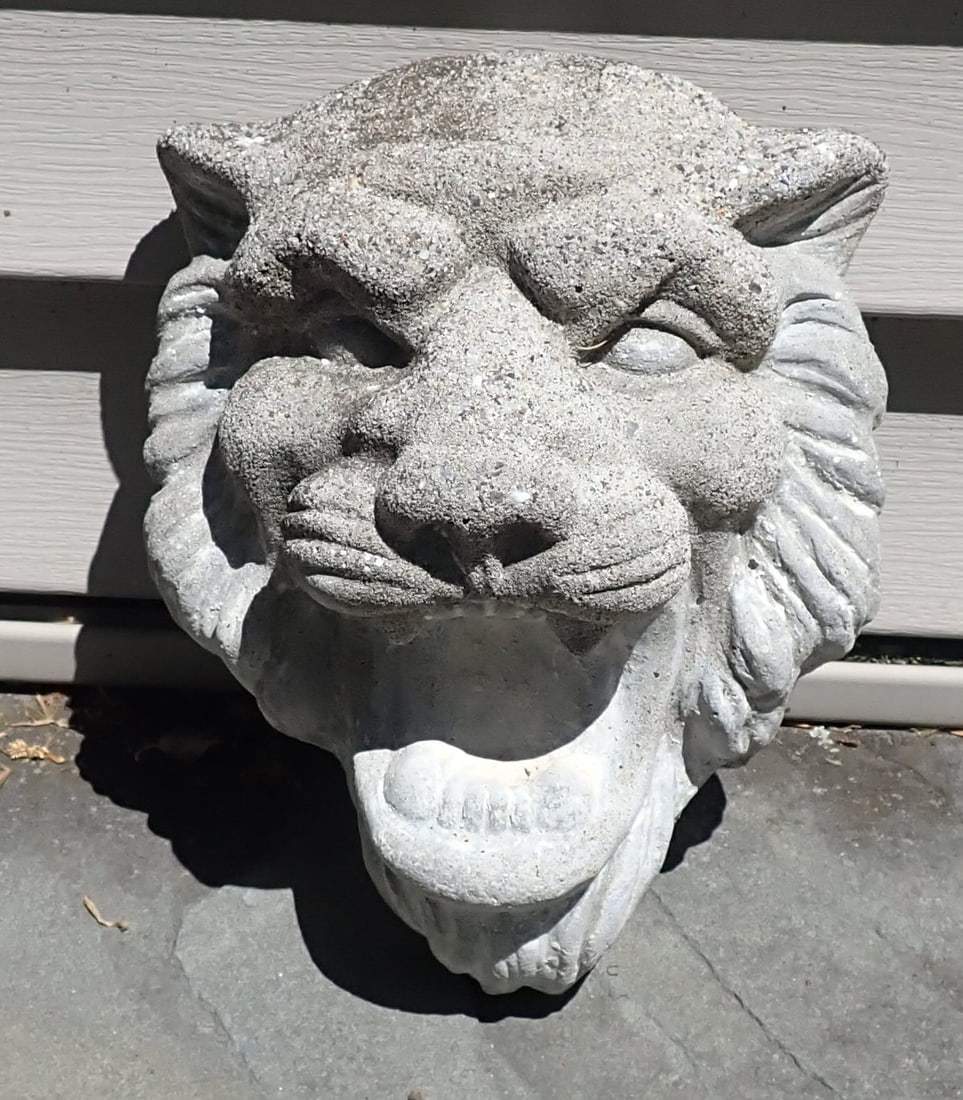 Concrete Lion Wall Plaque: Apprx 7" x 9". Shipping available