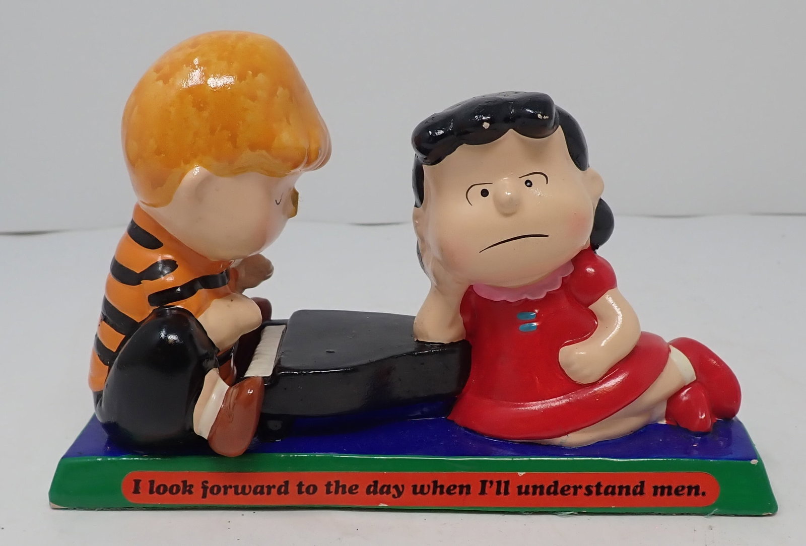 1971 United Feature Syndicate Peanuts Figurine: Approx 6 3/4" long and 4" tall. Shipping available