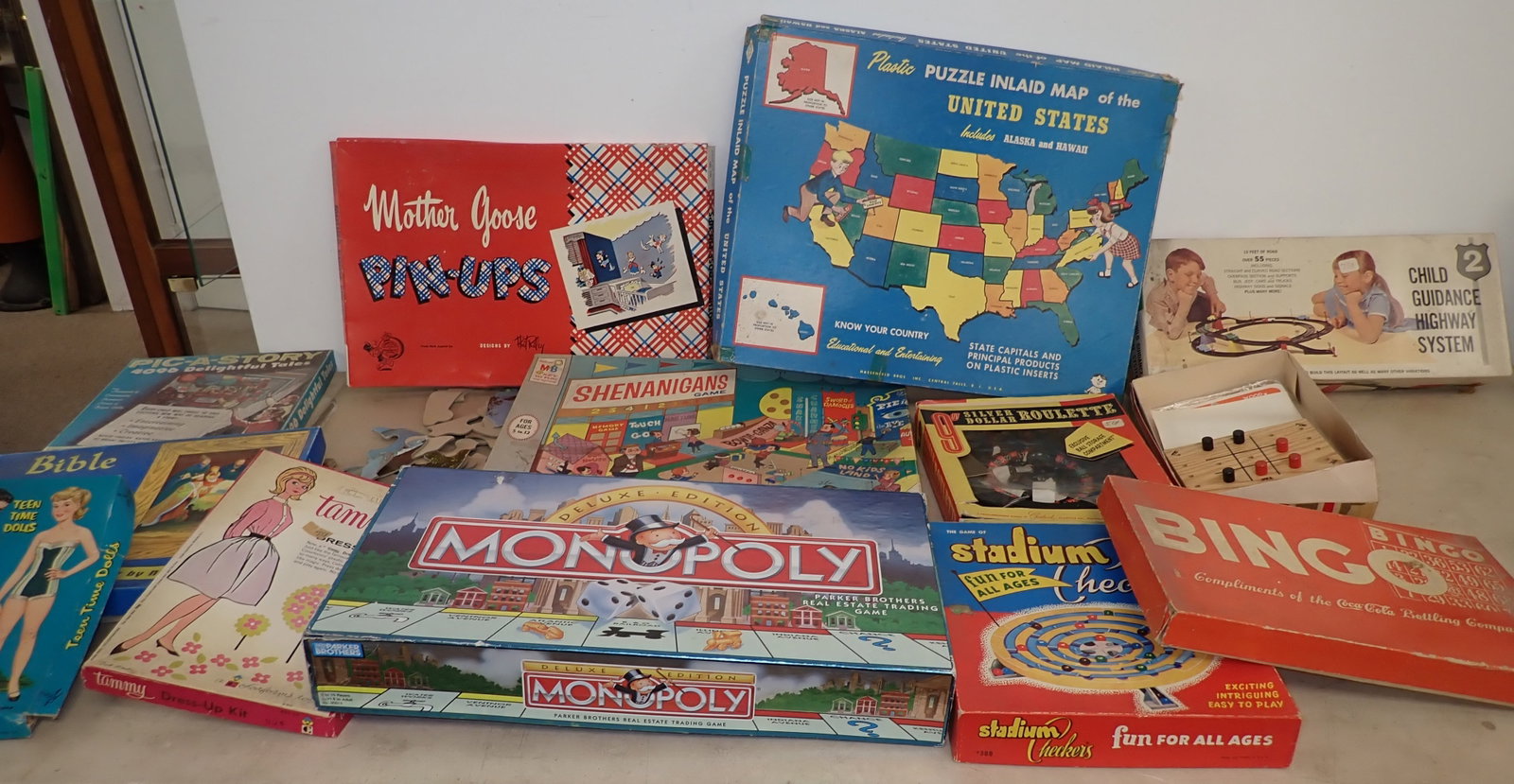 Puzzles & Games incl Coca Cola Bingo: We do not guarantee they are complete. Must take all ! No in house shipping !