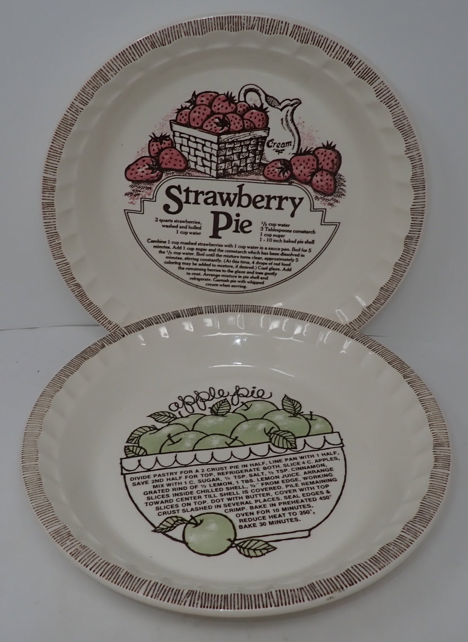 Royal China Jeannette Strawberry & Apple Pie Plates (1 of 3)