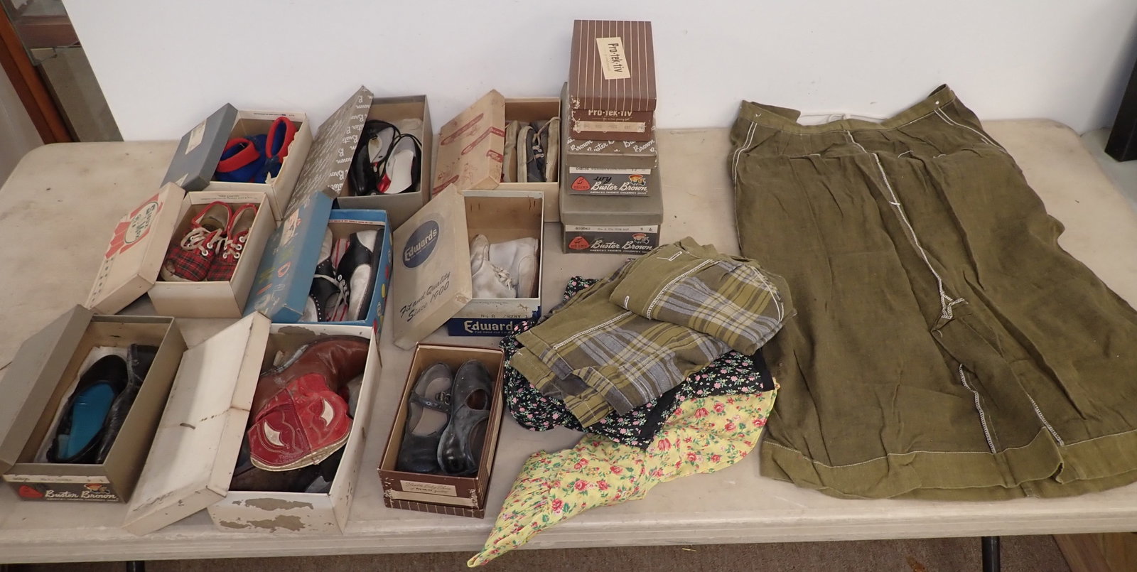 Clothing & Childrens Shoes: Boxes that are closed are empty. Shipping available