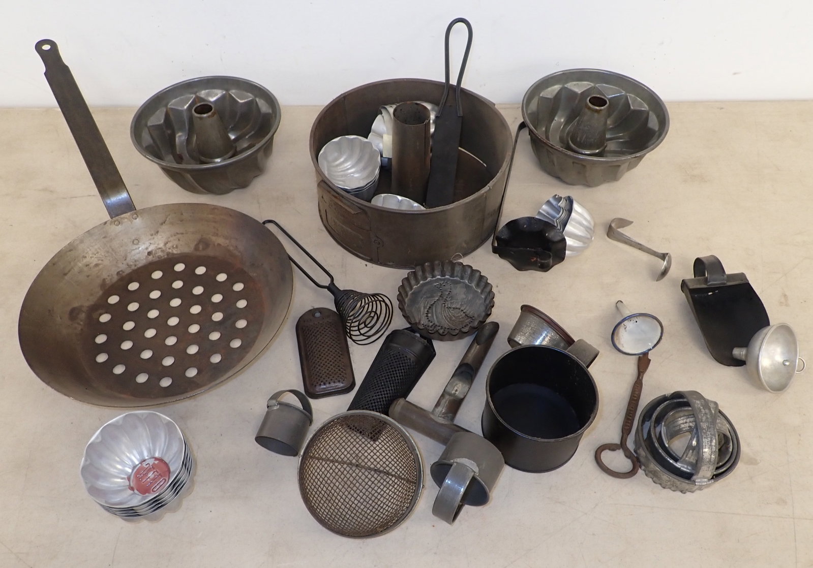 Scoop , Cake Pan , Jello Mold , & Misc Kitchenware (1 of 5)