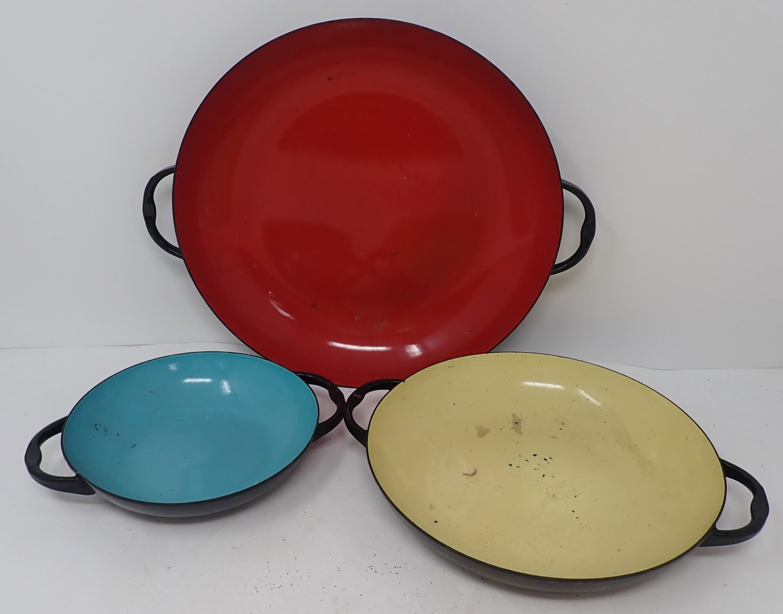 Caravelle Enameled Sizzling Servers: Largest is approx 9 7/8" in diameter and 1 1/2" tall. Shipping available