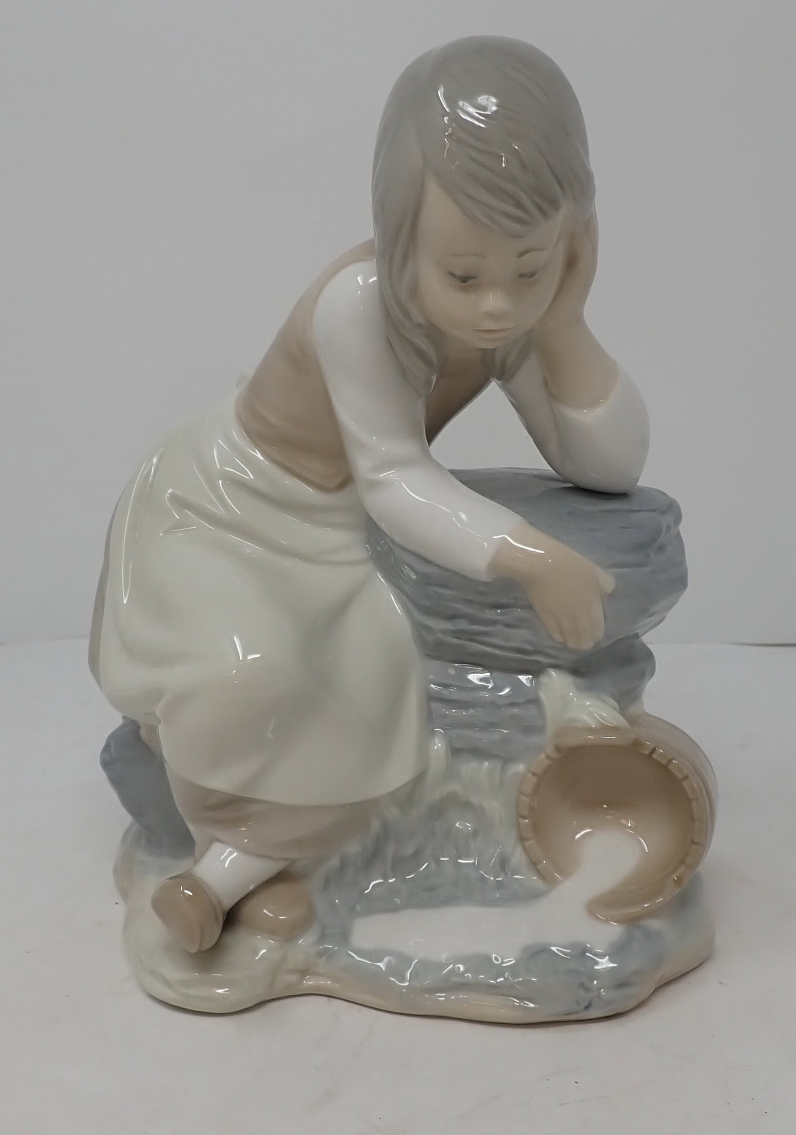 Nao Lladro Figurine: Approx 8" tall. Shipping available