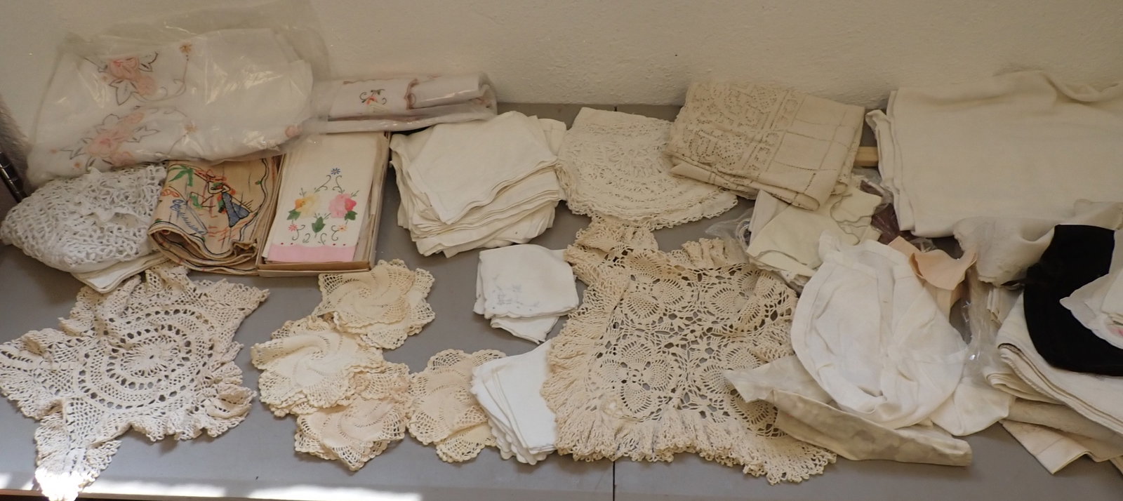 Doilies , Handkerschiefs, Misc Linens: Shipping available