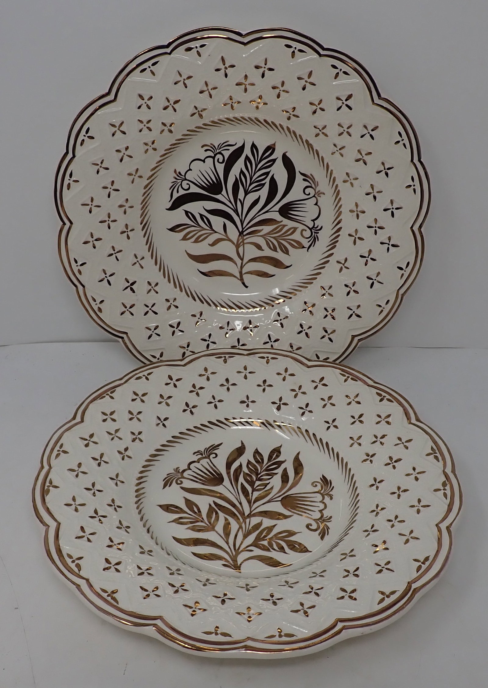 Wedgwood Plates: Approx 8 3/4" in diameter. Shipping available