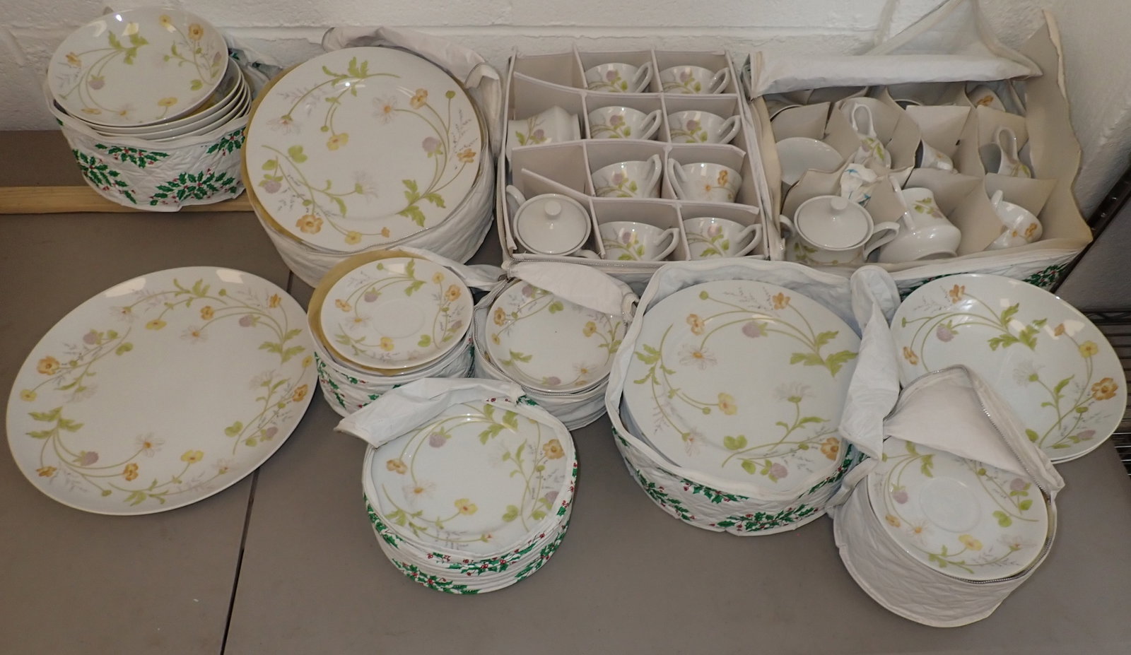 90 pcs Mikasa Heather Dinnerware (1 of 4)