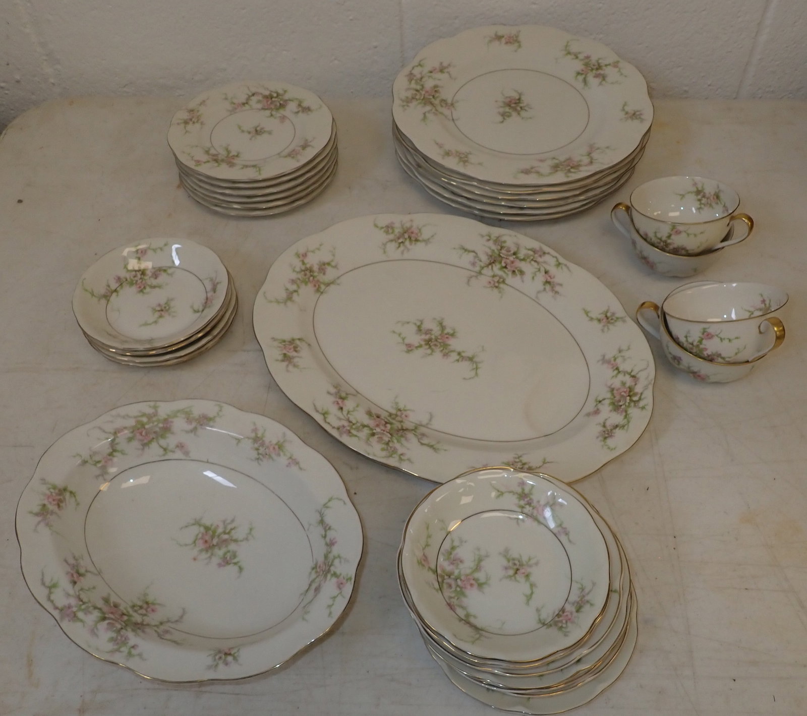 30pcs Theodore Haviland China (1 of 3)