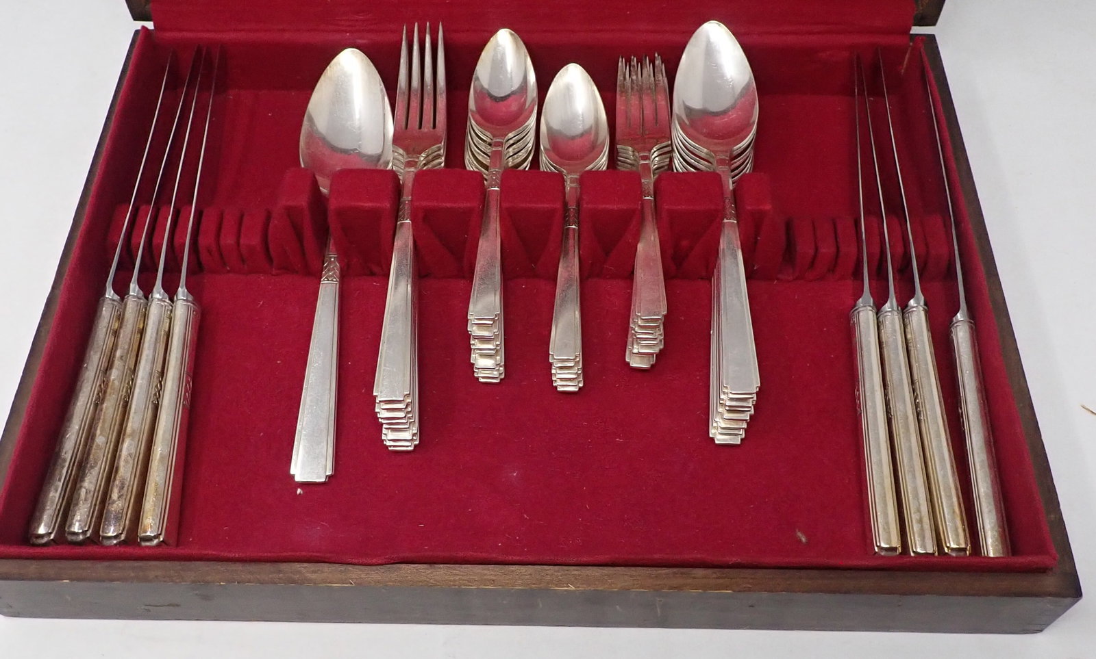 Wm. Rogers Triple Oneida Flatware: Apprx 50pcs. Shipping available
