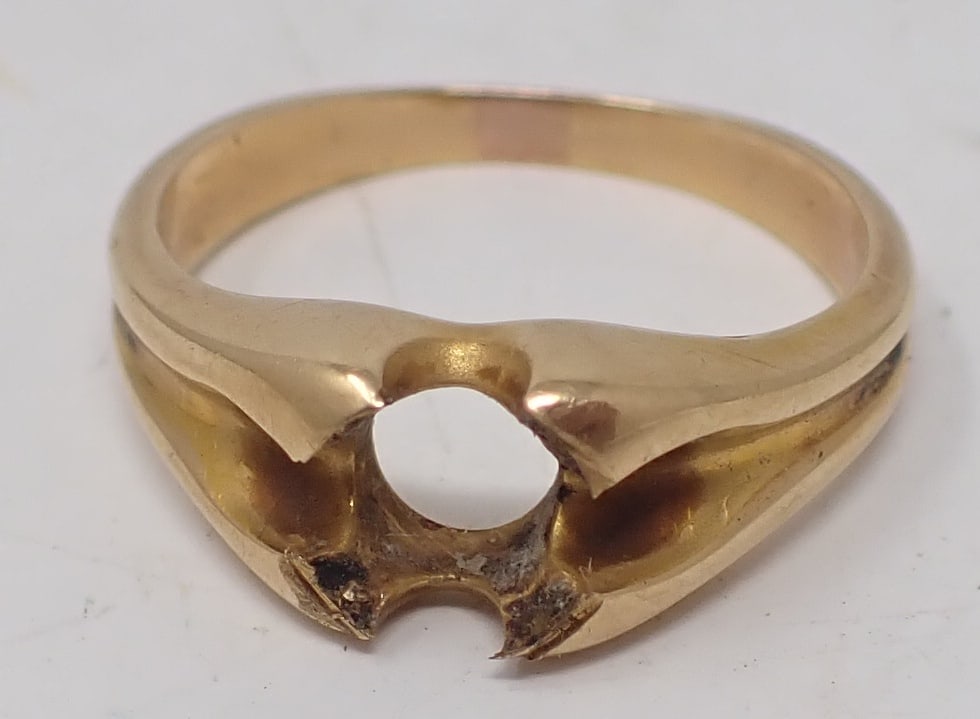Ring Marked 18: Size is apprx 9. Weighs approx 4.27dwt. This just has an 18 mark on it. Sold as pictured.