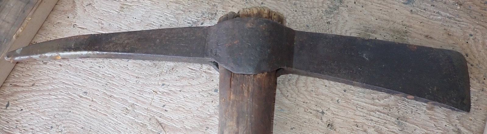 Early Signed Pick: Head is approx 2 5/8" wide and 18 1/2" long. Total length is apprx 33 3/4". No in house shipping !