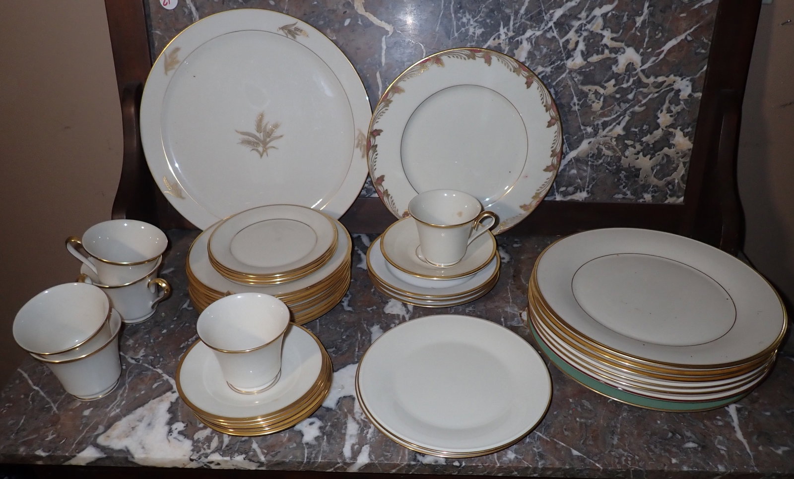 37pcs of Lenox: Largest platter is apprx 12 5/8" in diameter. No in house shipping !